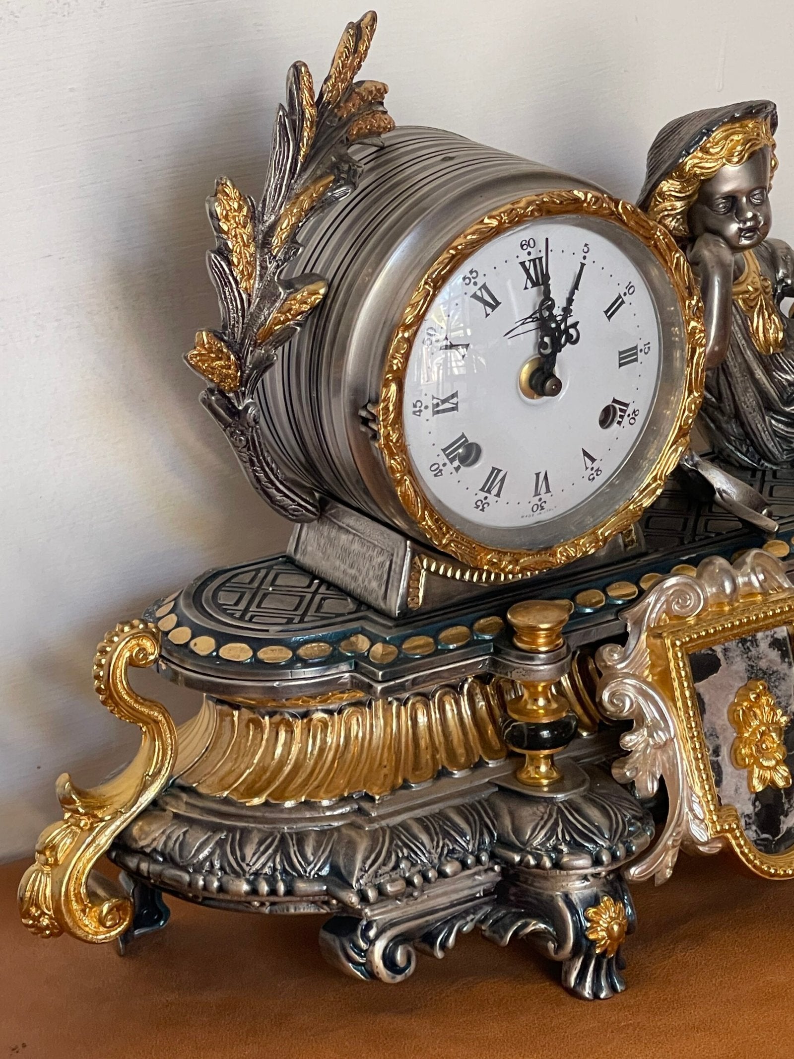 Orologio da Caminetto Francese d'Epoca con Figurina a Ormolu