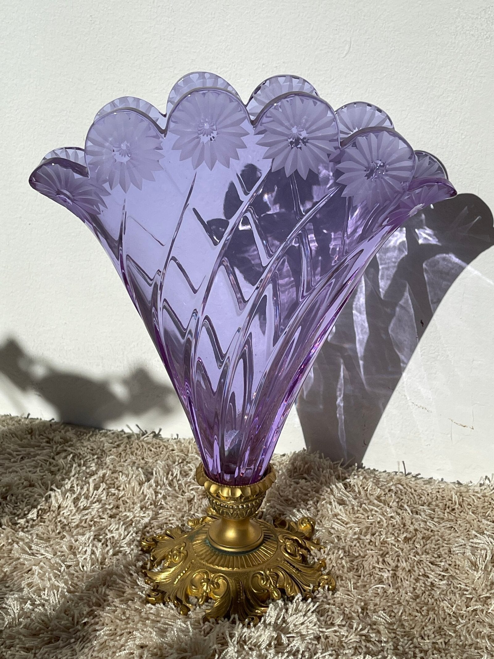 Centrotavola a Cornucopia in Vetro Ametista con Base in Bronzo Dorato – Stile Vittoriano