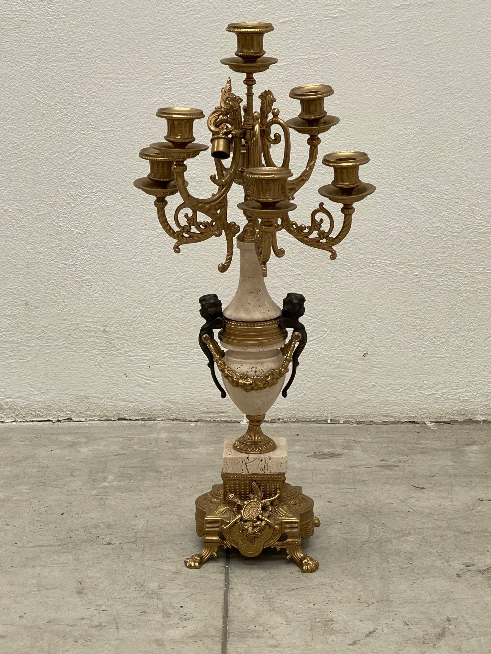Candelabro a più braccia in bronzo e marmo