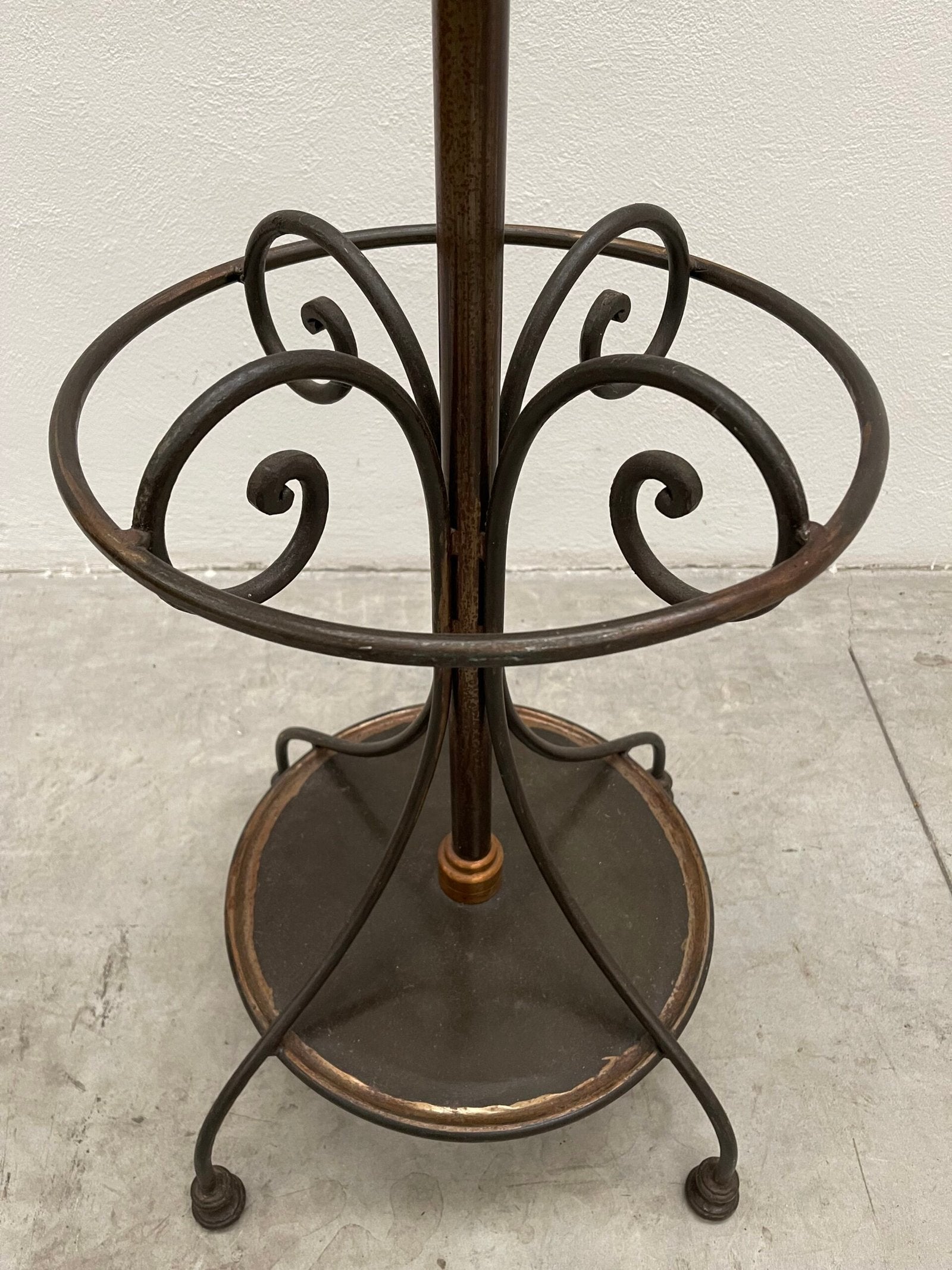 Appendiabiti da Terra in Ferro Battuto – Stile Liberty