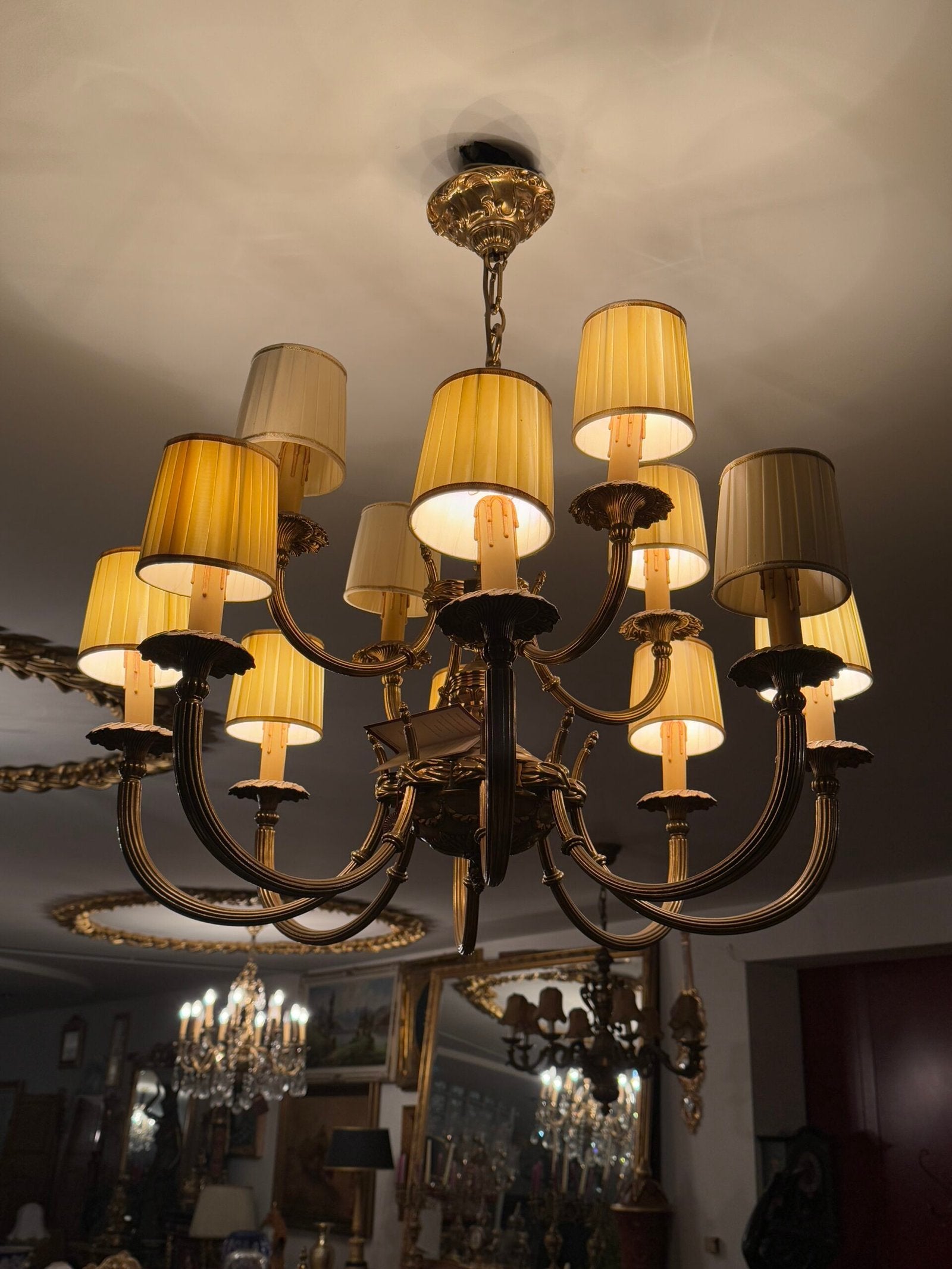 Sontuoso lampadario italiano a soffitto in stile classico