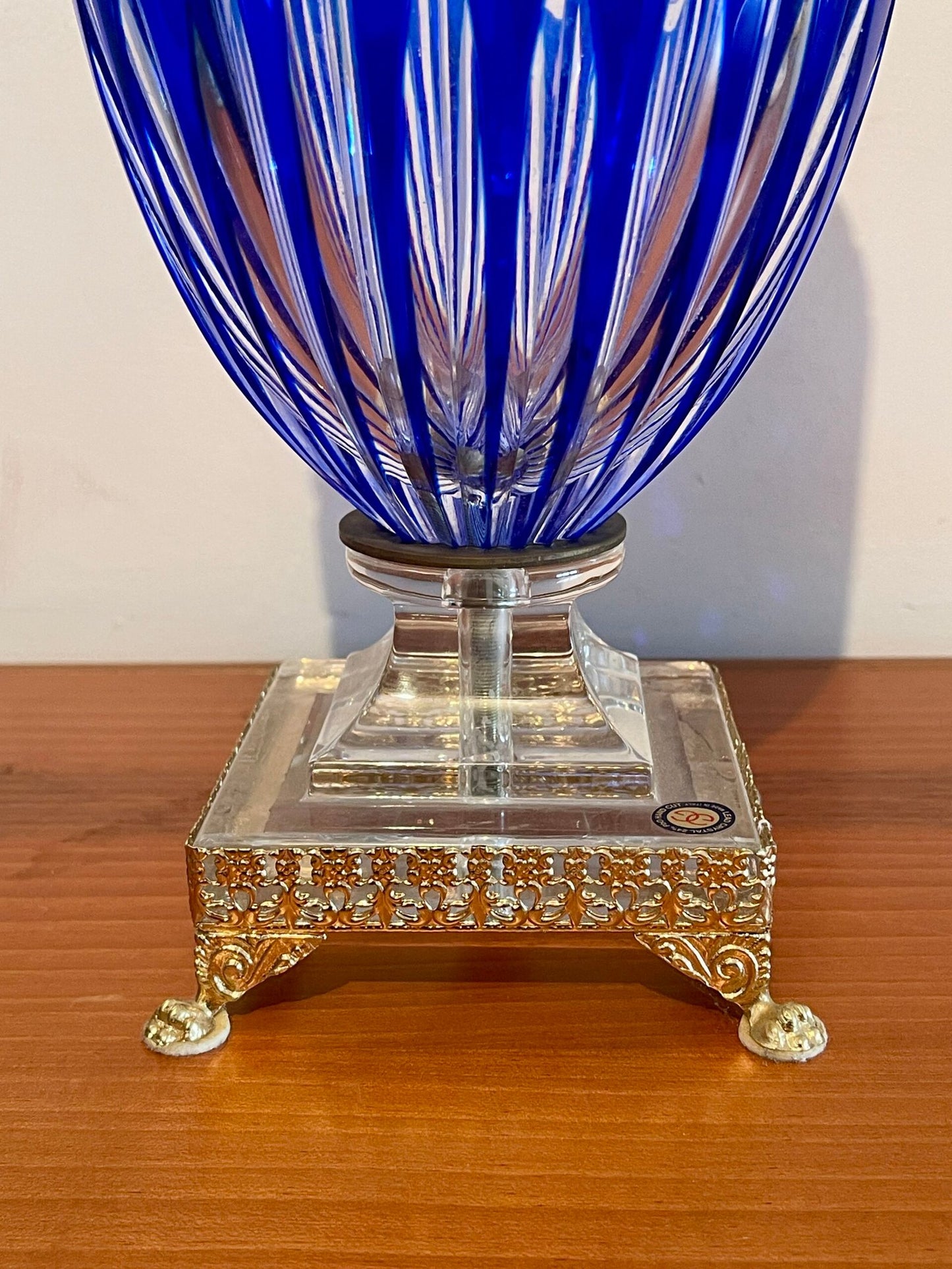 Vaso in Cristallo Blu con Motivo a Onde e Base Dorata