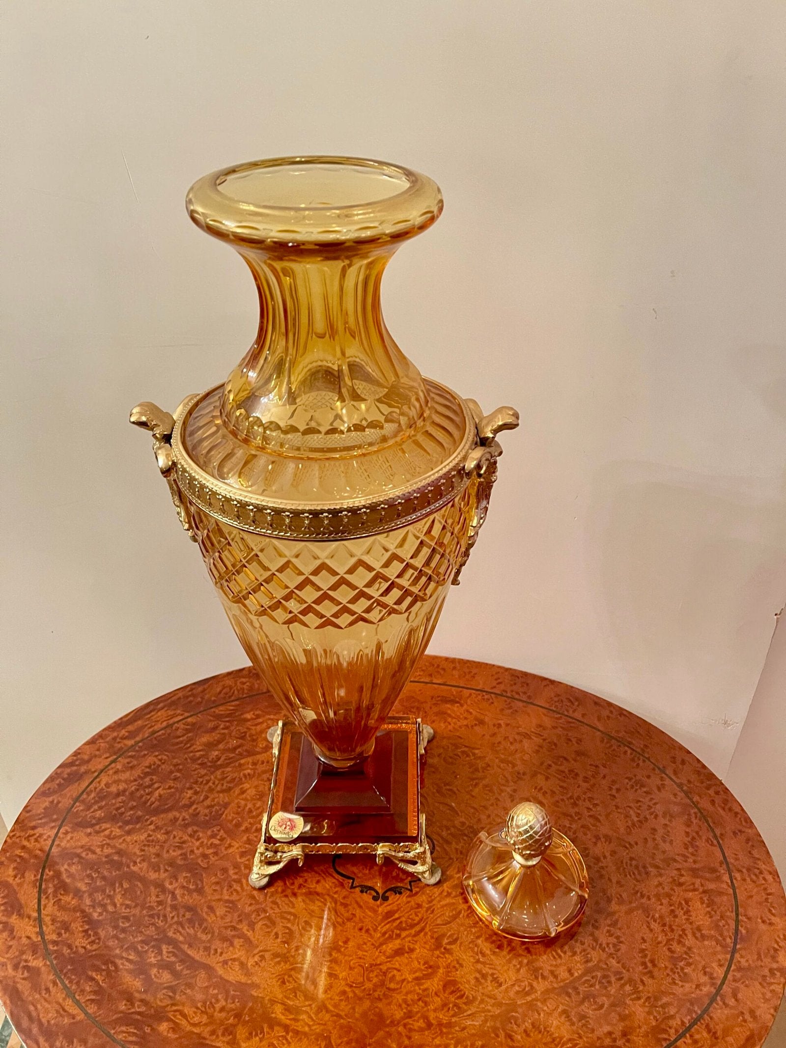 Vaso in cristallo ambra con decorazioni dorate – design elegante
