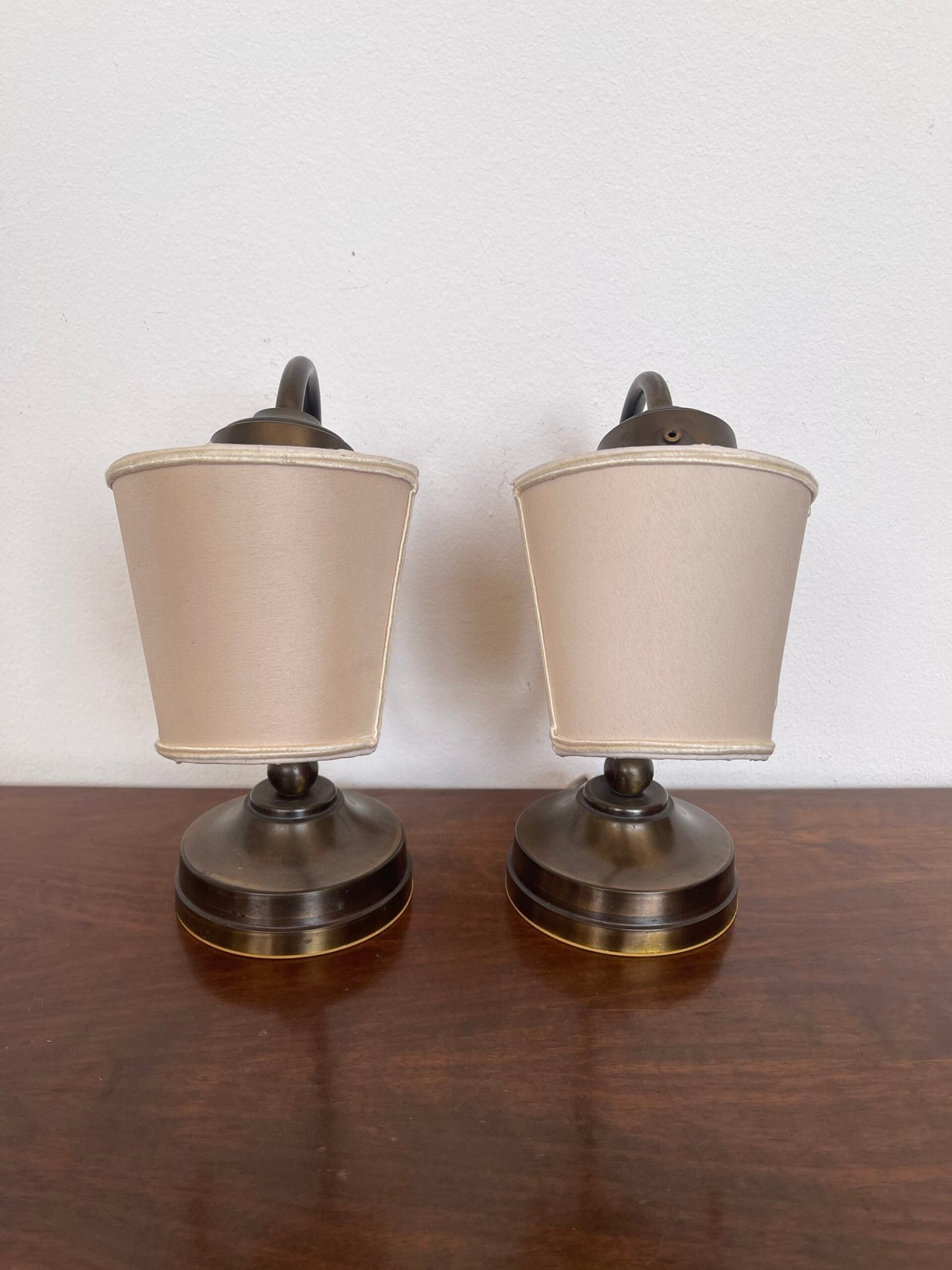 Elegante coppia di lampade da tavolo in stile vintage