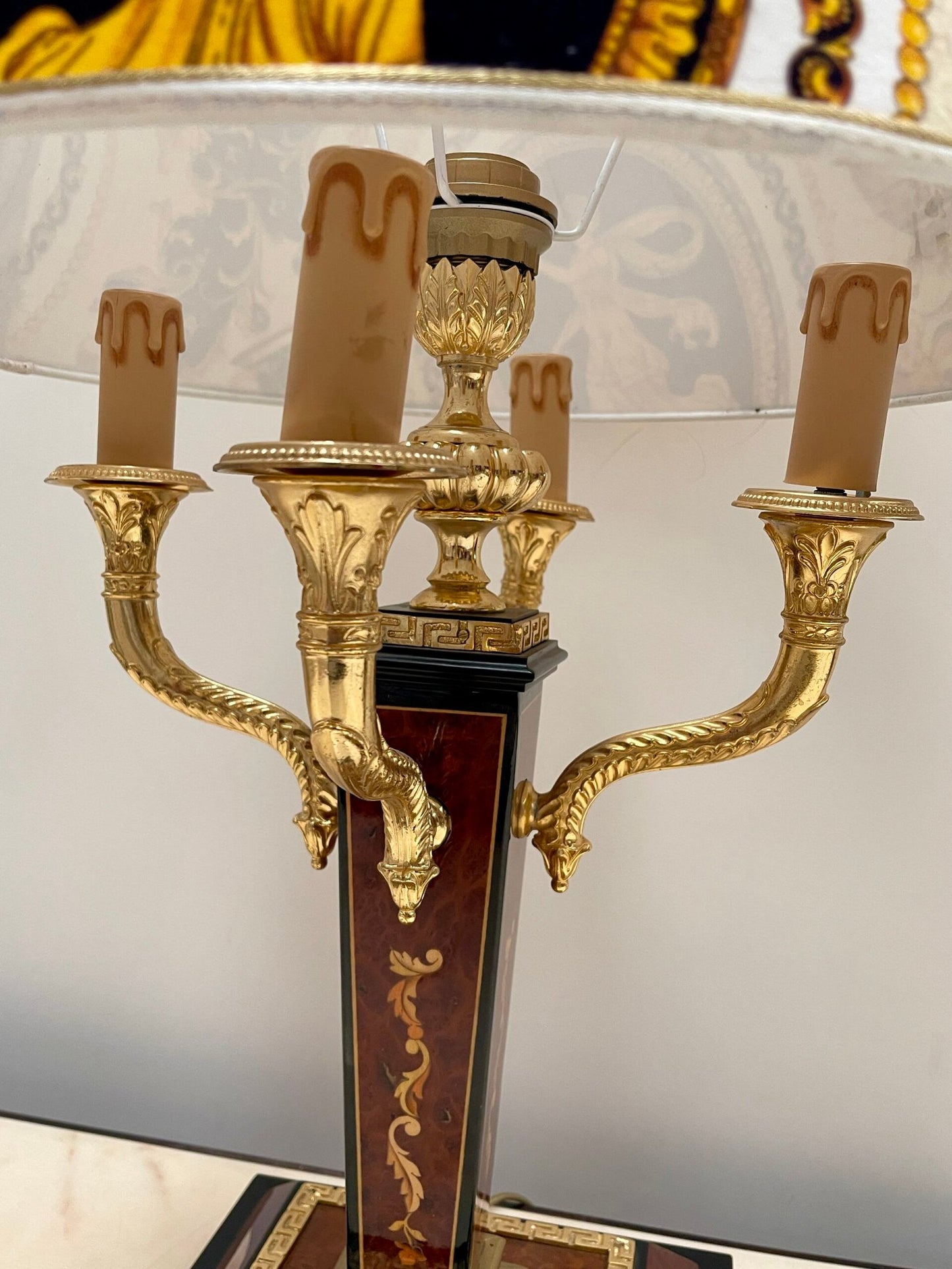 La lampada da tavolo in stile Impero con Paralume Classico Decorato