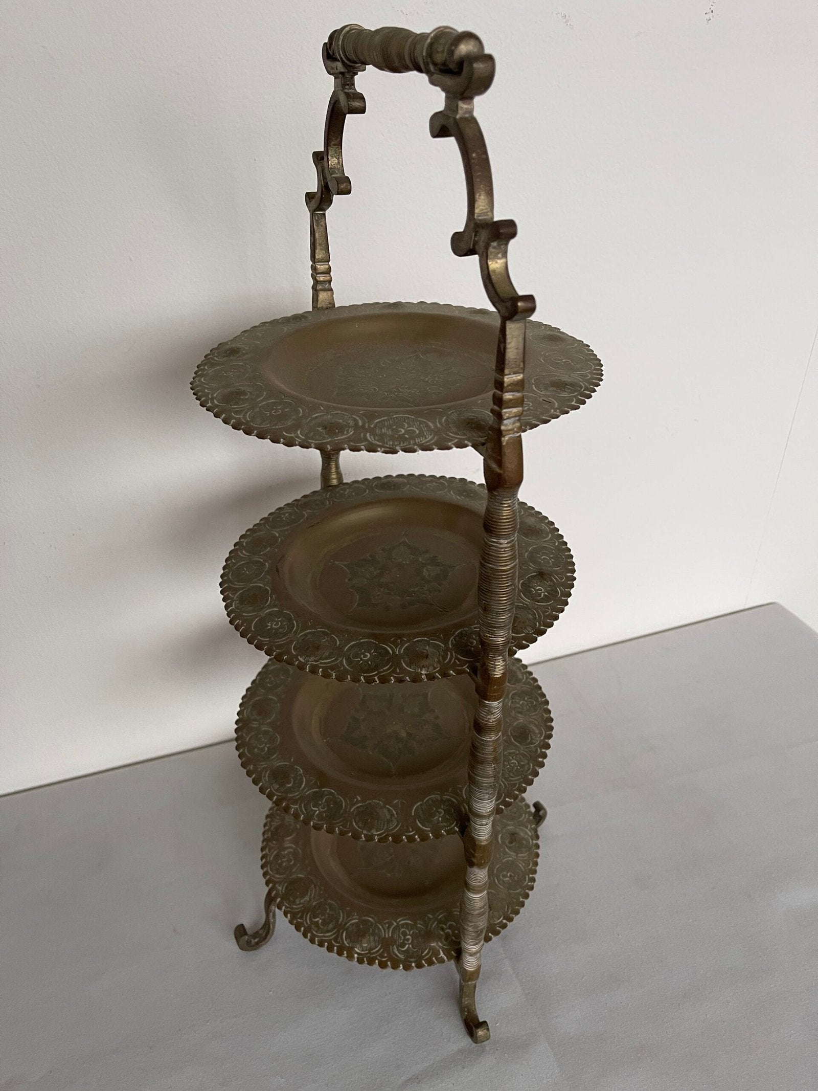 Alzata a 4 Piani in Ottone Cesellato – Vintage / Antico – Porta Dolci o Frutta