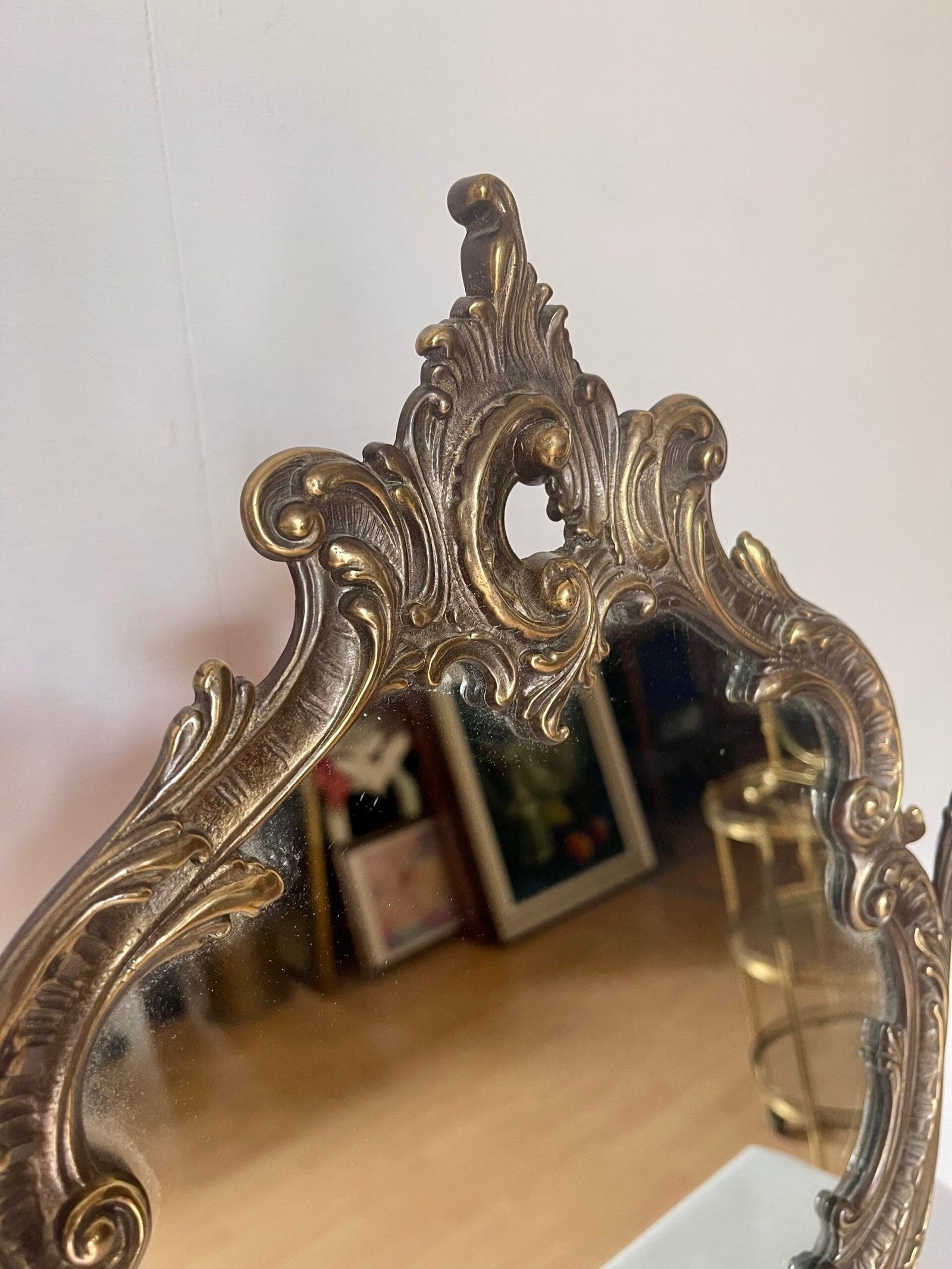 Specchio da tavolo con cornice barocca in ottone