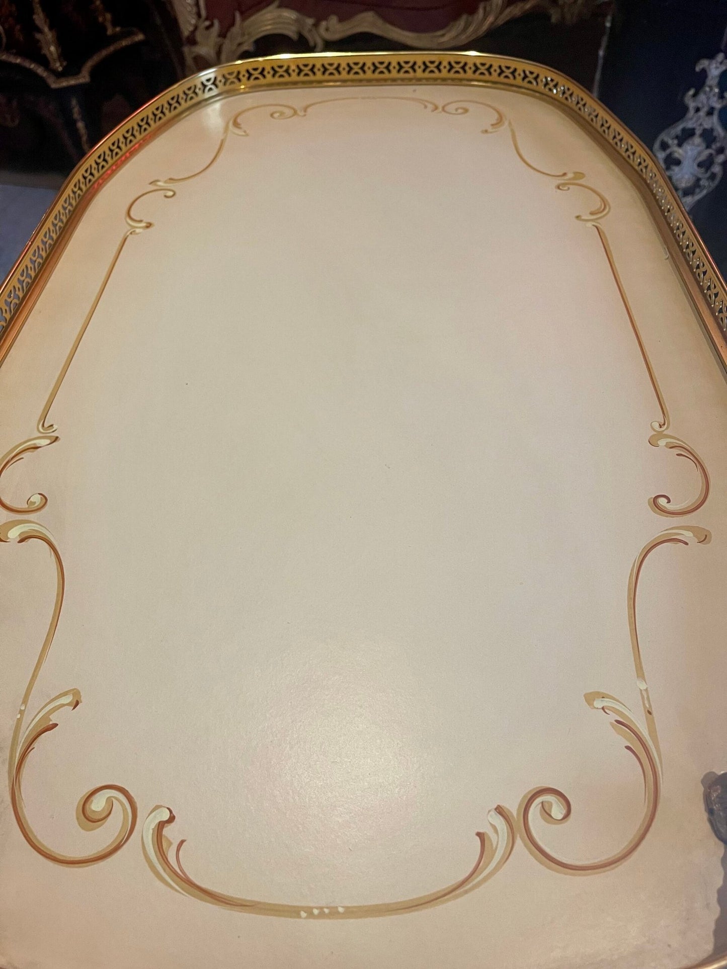 Carrello da tè anni '50 in legno laccato avorio e dettagli in ottone