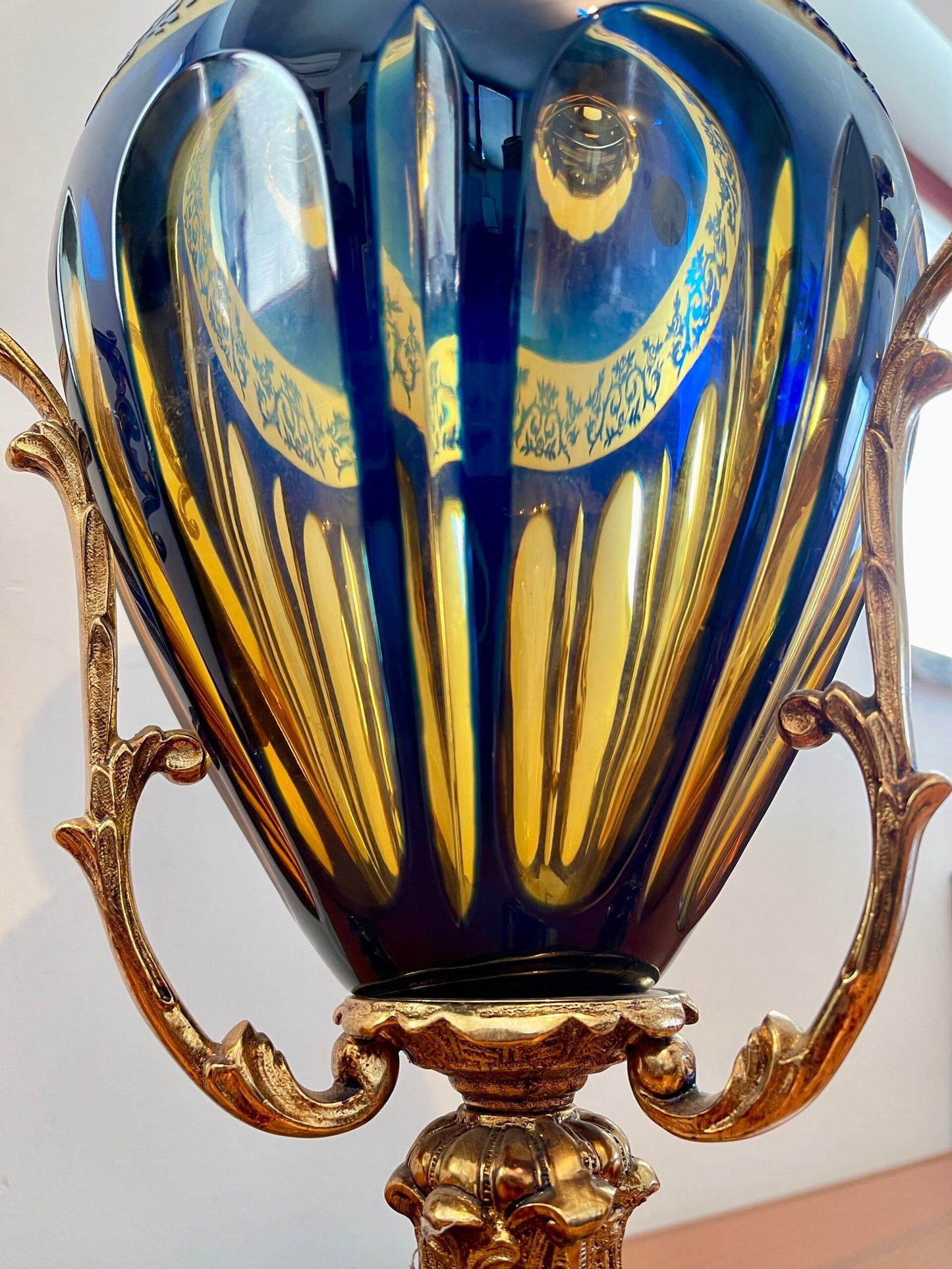 Anfora Decorativa in Cristallo Blu Cobalto e Oro – Stile Versailles