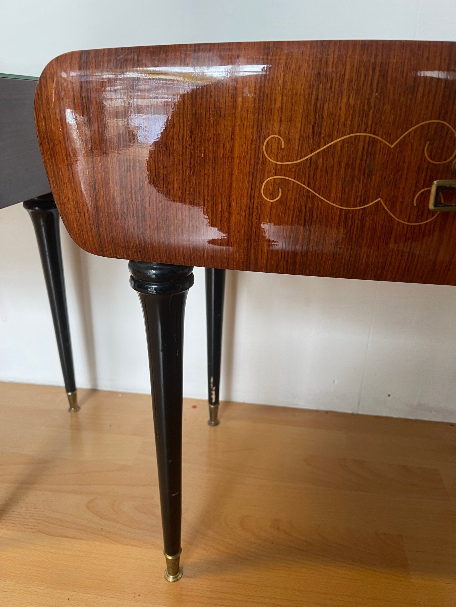 Coppia di comodini modernariato con gambe affusolato