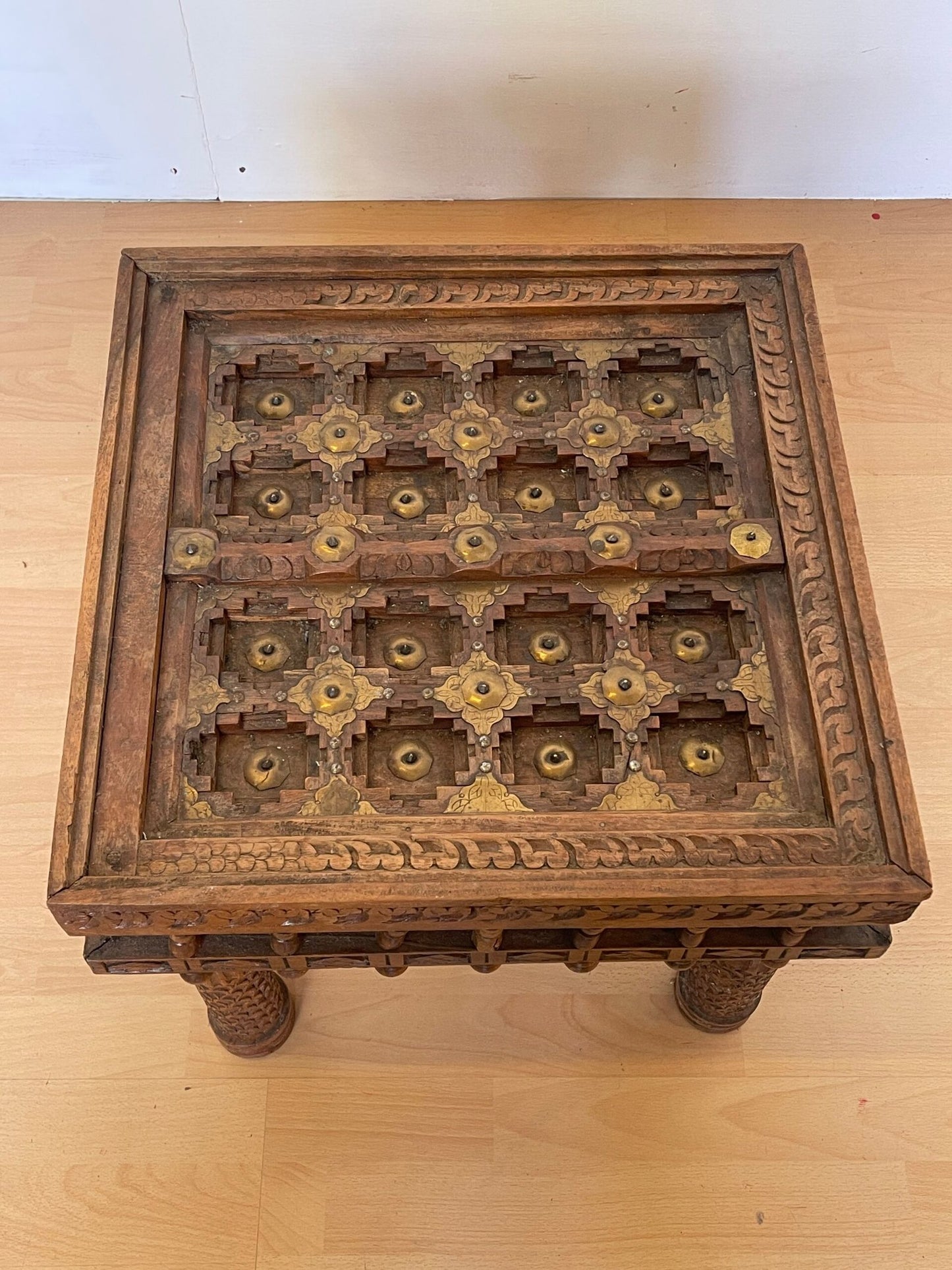 avolino etnico intagliato in legno massello con inserti in ottone