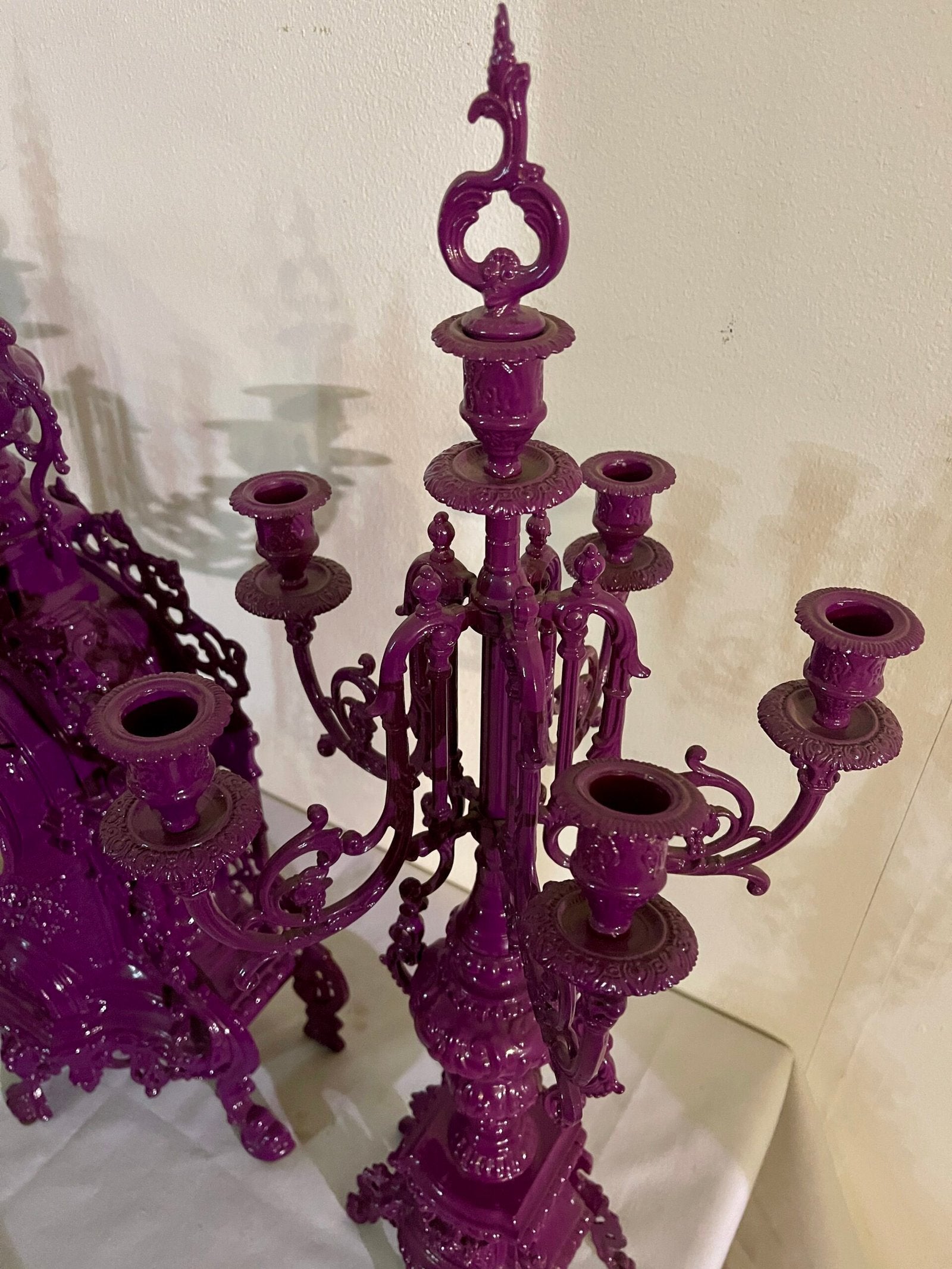 Tris Antico in stile Barocco - orologio da Caminetto con Candelabri (Viola Intenso)