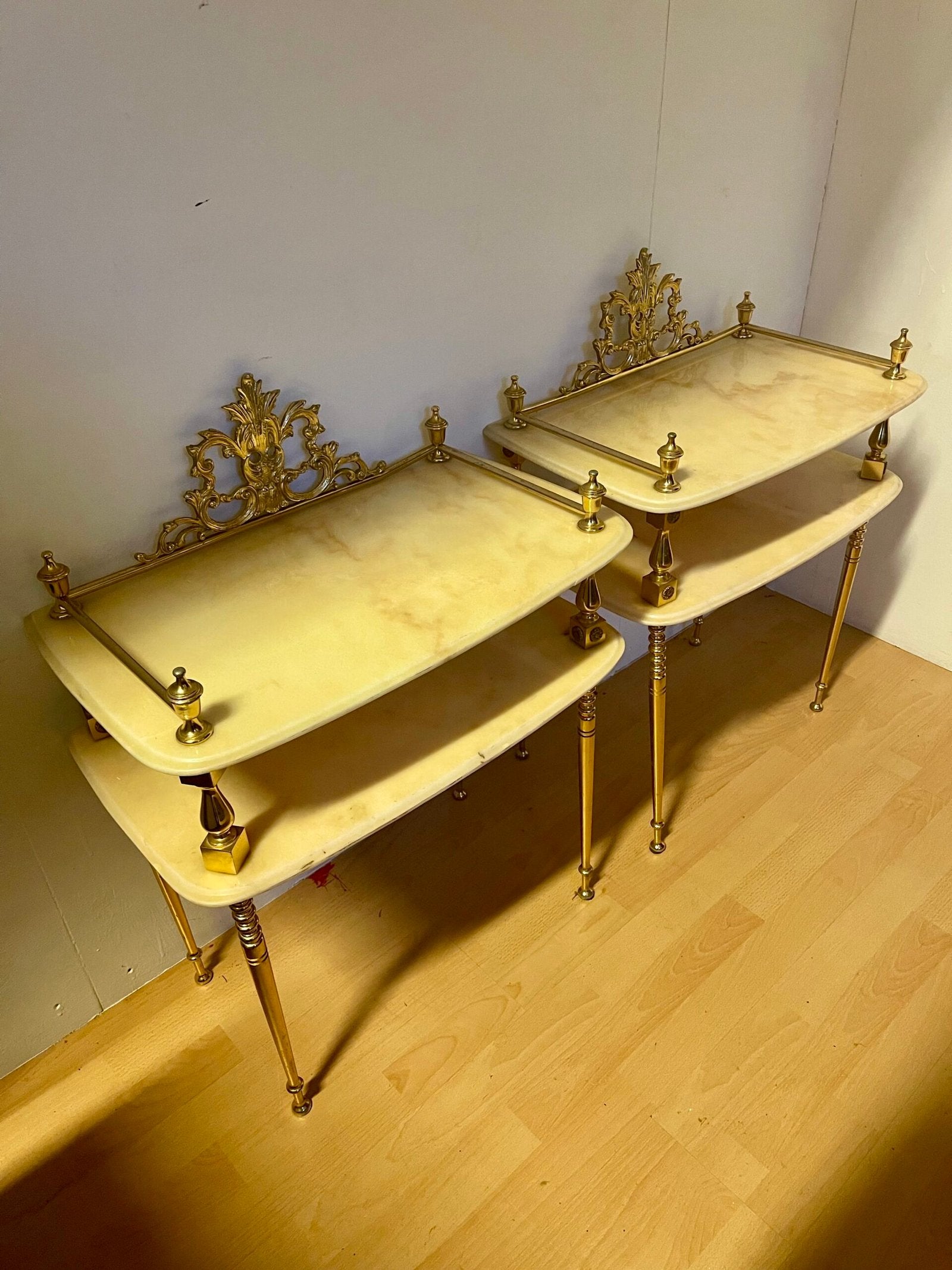 Coppia di comodini vintage in stile barocco