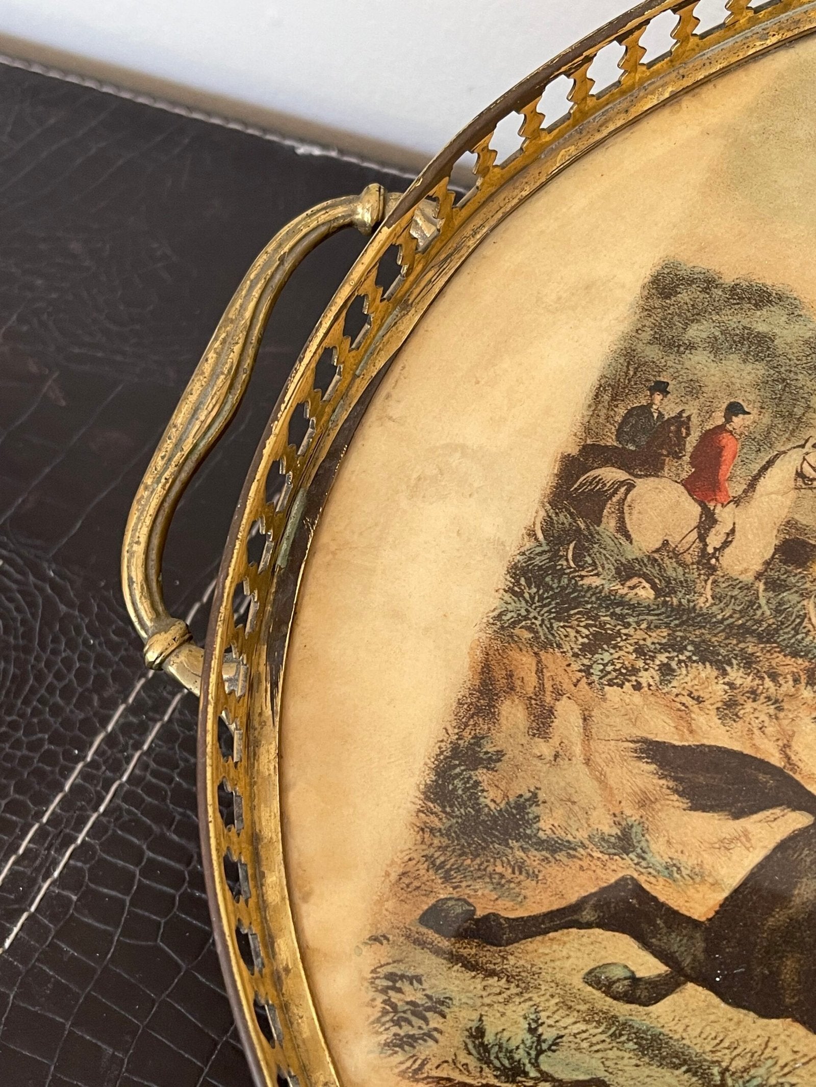 Vassoio ovale in metallo dorato è un pezzo unico che cattura l’essenza della tradizione e del fascino vintage.