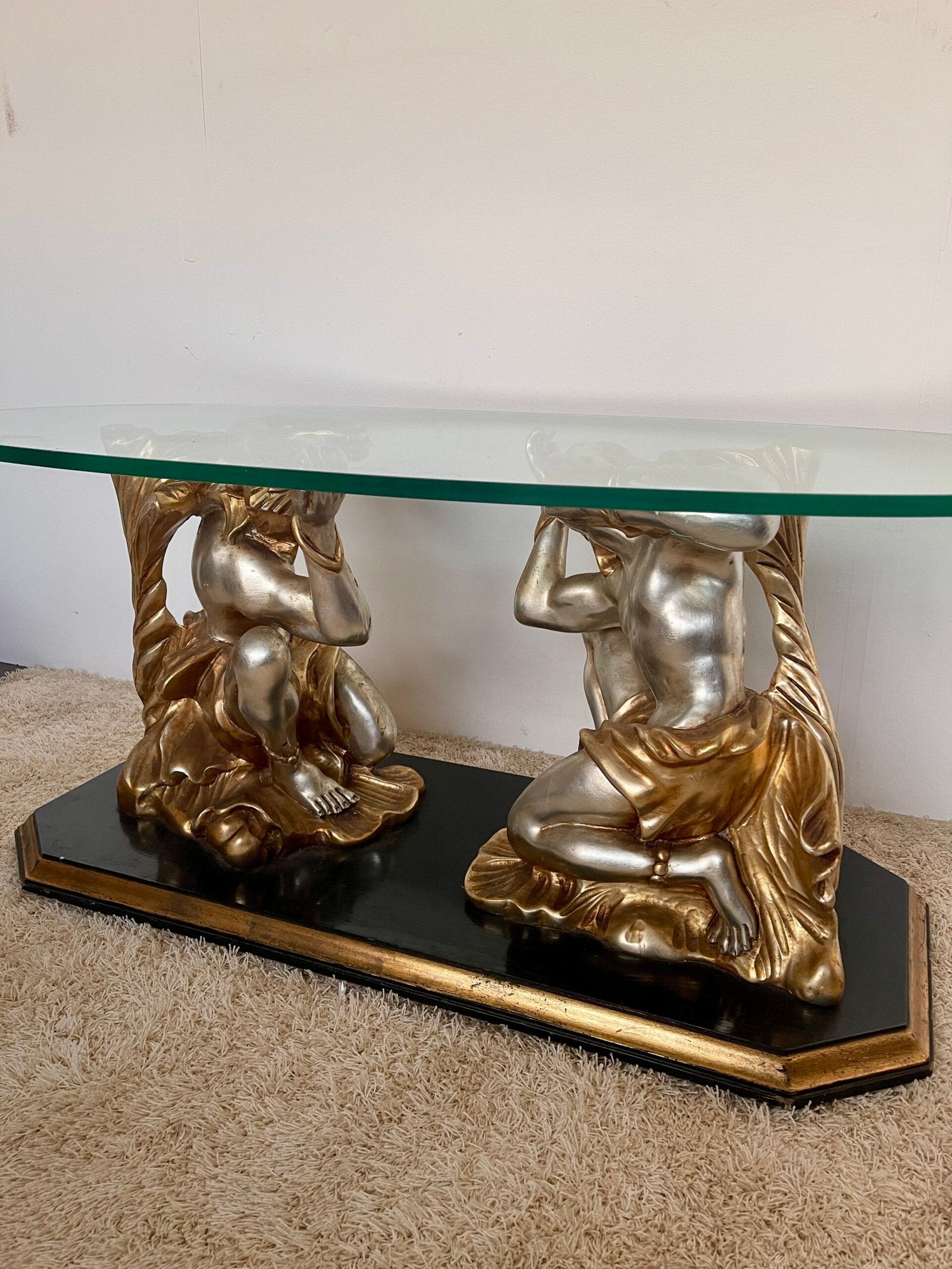 Tavolino da salotto con base in scultura – Design classico con piano in vetro