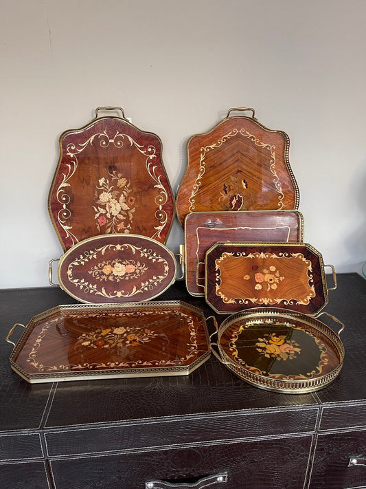 Elegante collezione di vassoi in legno intarsiato rappresenta un’armoniosa fusione di artigianato raffinato e design senza tempo.