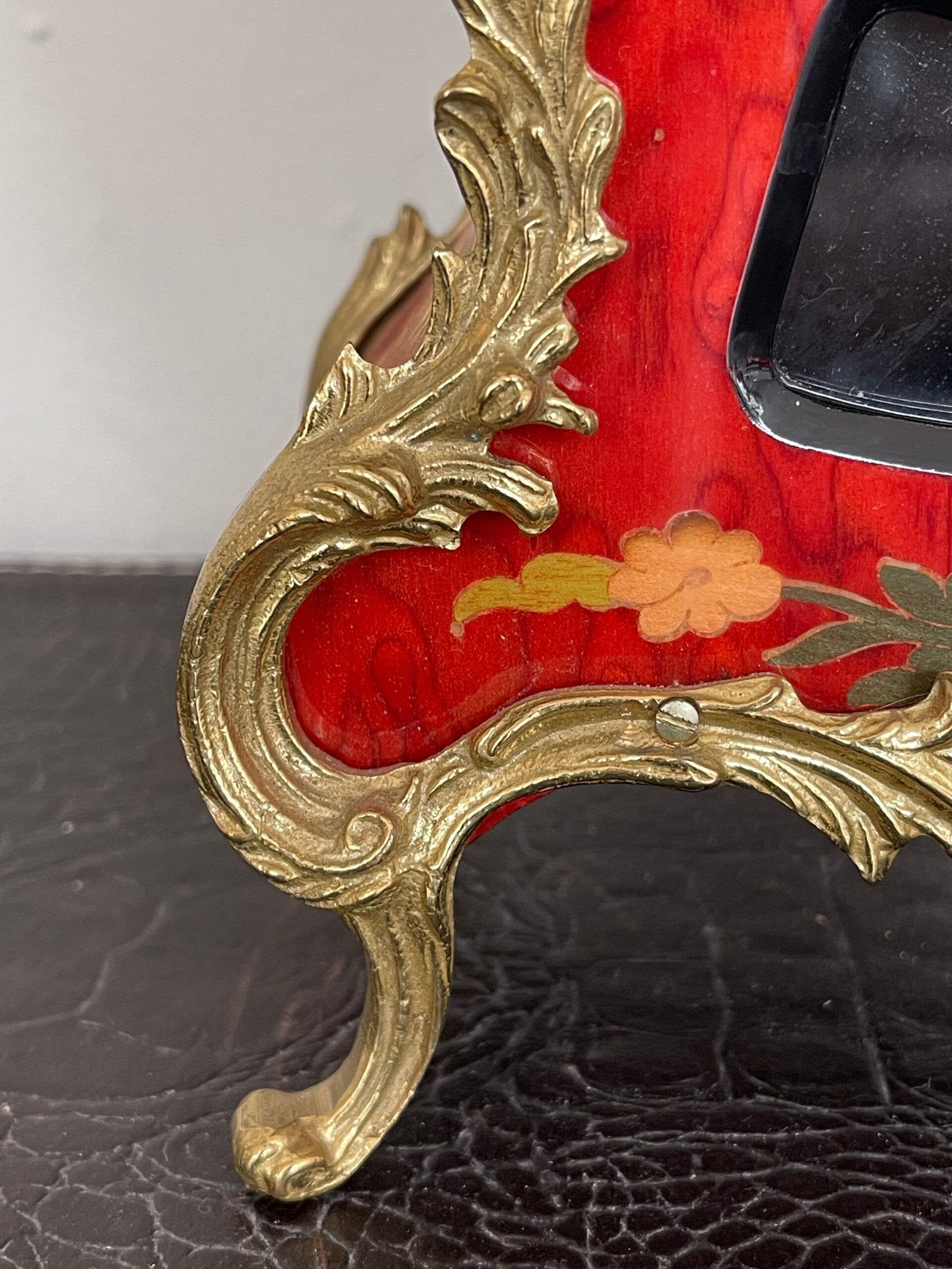 Orologio da tavolo con Pendolo e Decorazioni Dorate - Stile Classico e Raffinato