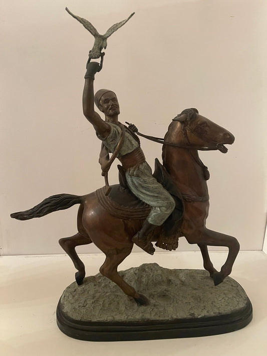 Scultura orientaleggiante "Cavaliere con falco" – in stile bronzo patinato