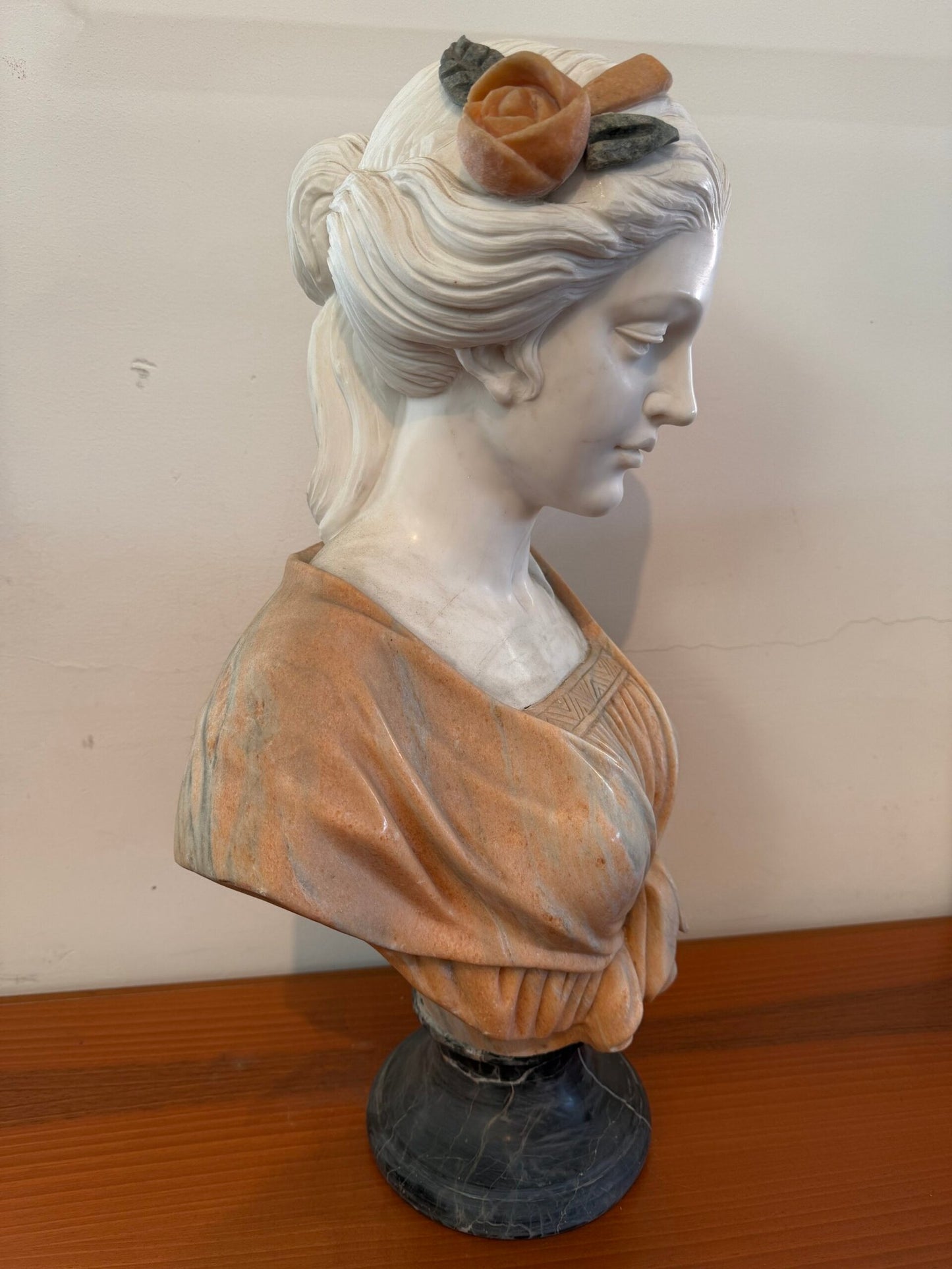 Busto Policromo in Marmo – Giovane Donna in Abito Classico