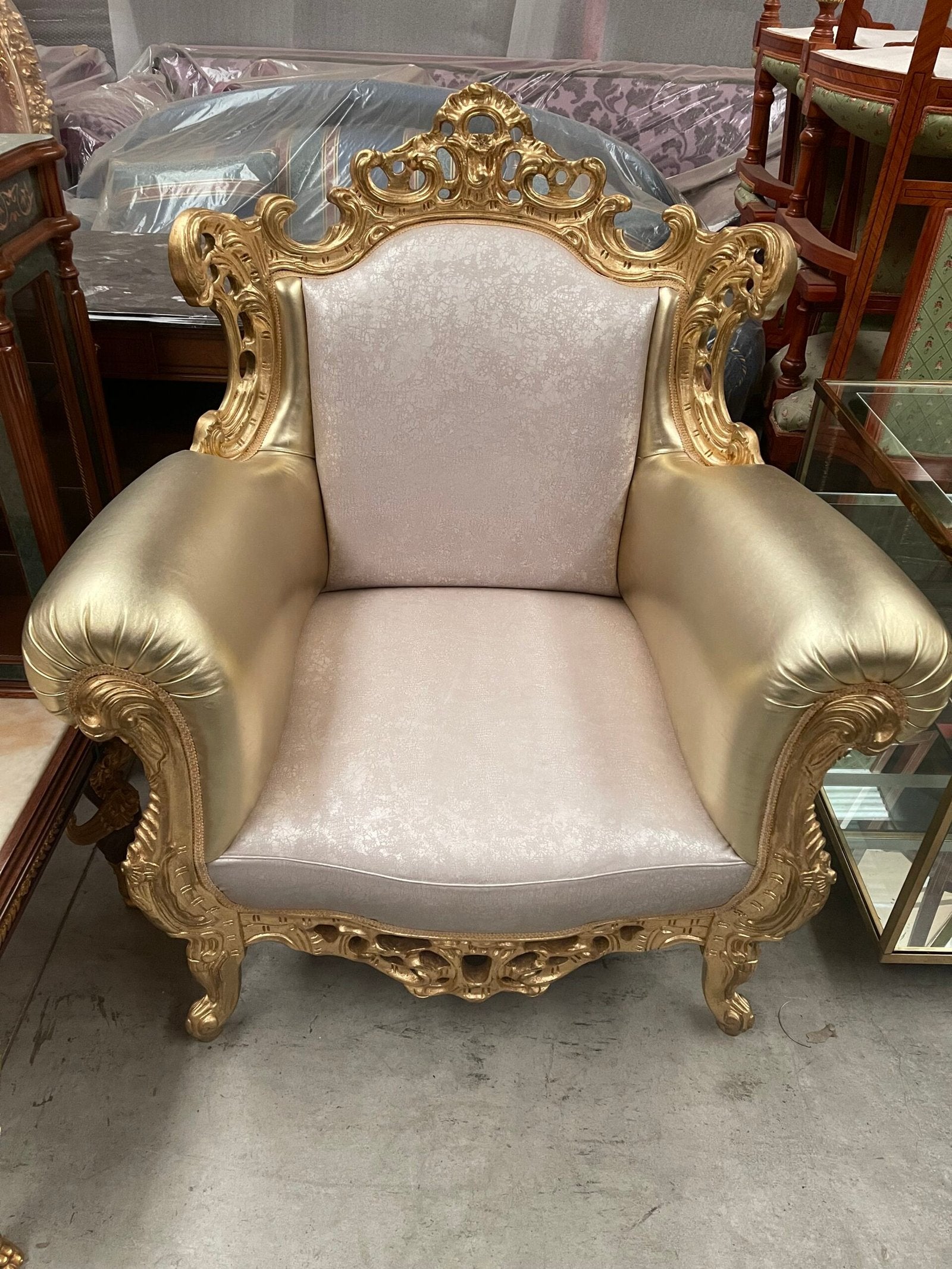 Poltrona barocca in legno dorato e tessuto perlato