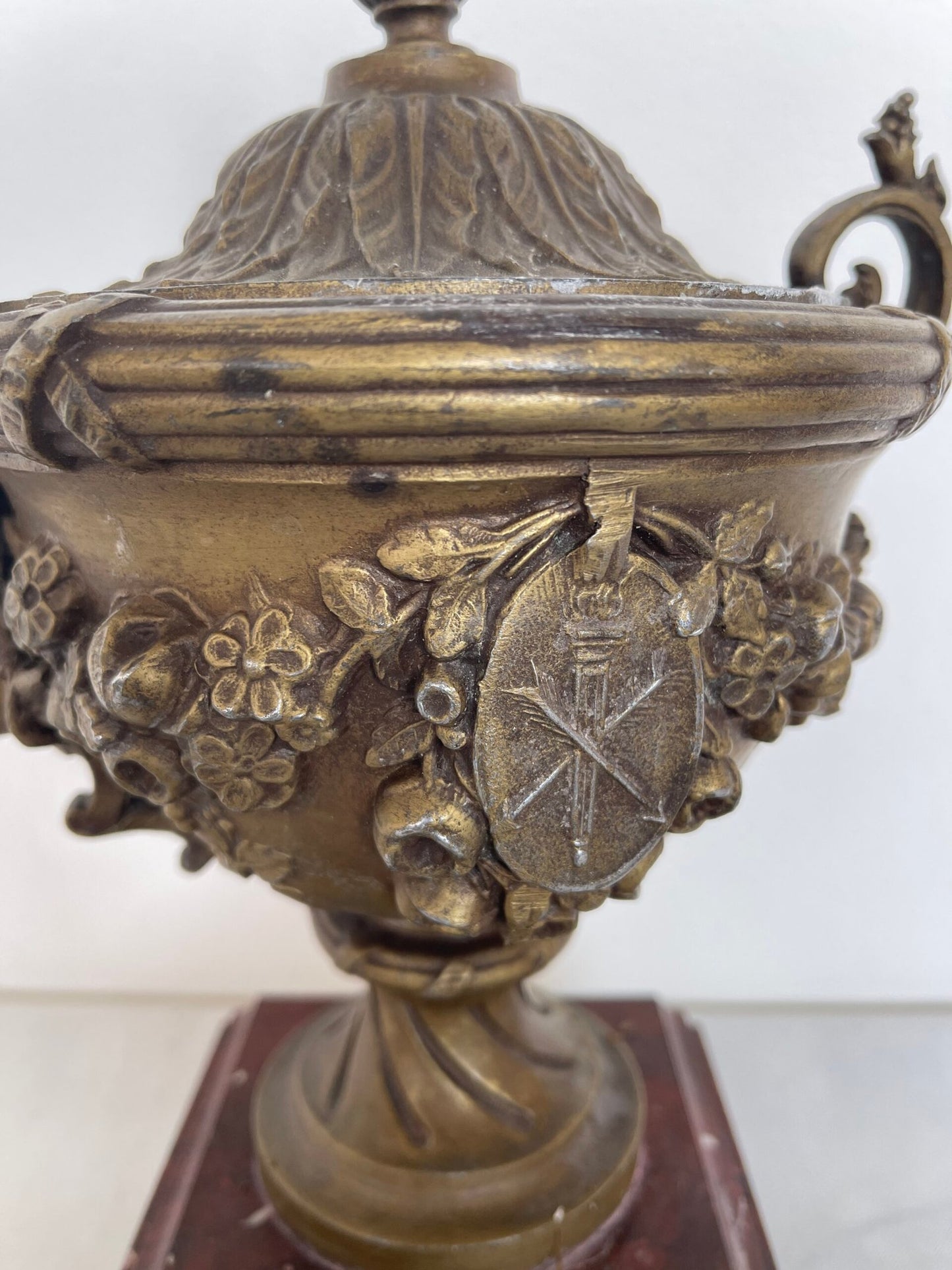 Antico vaso coperto in bronzo dorato con base in marmo rosso – stile neoclassico