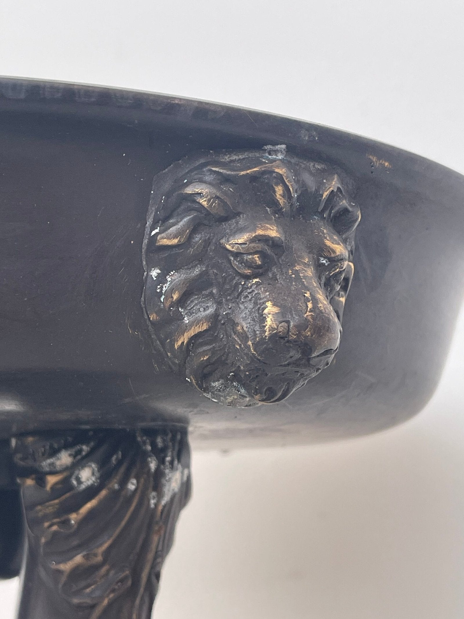 lzata in Metallo Nero con Decoro a Cigni – Stile Neoclassico