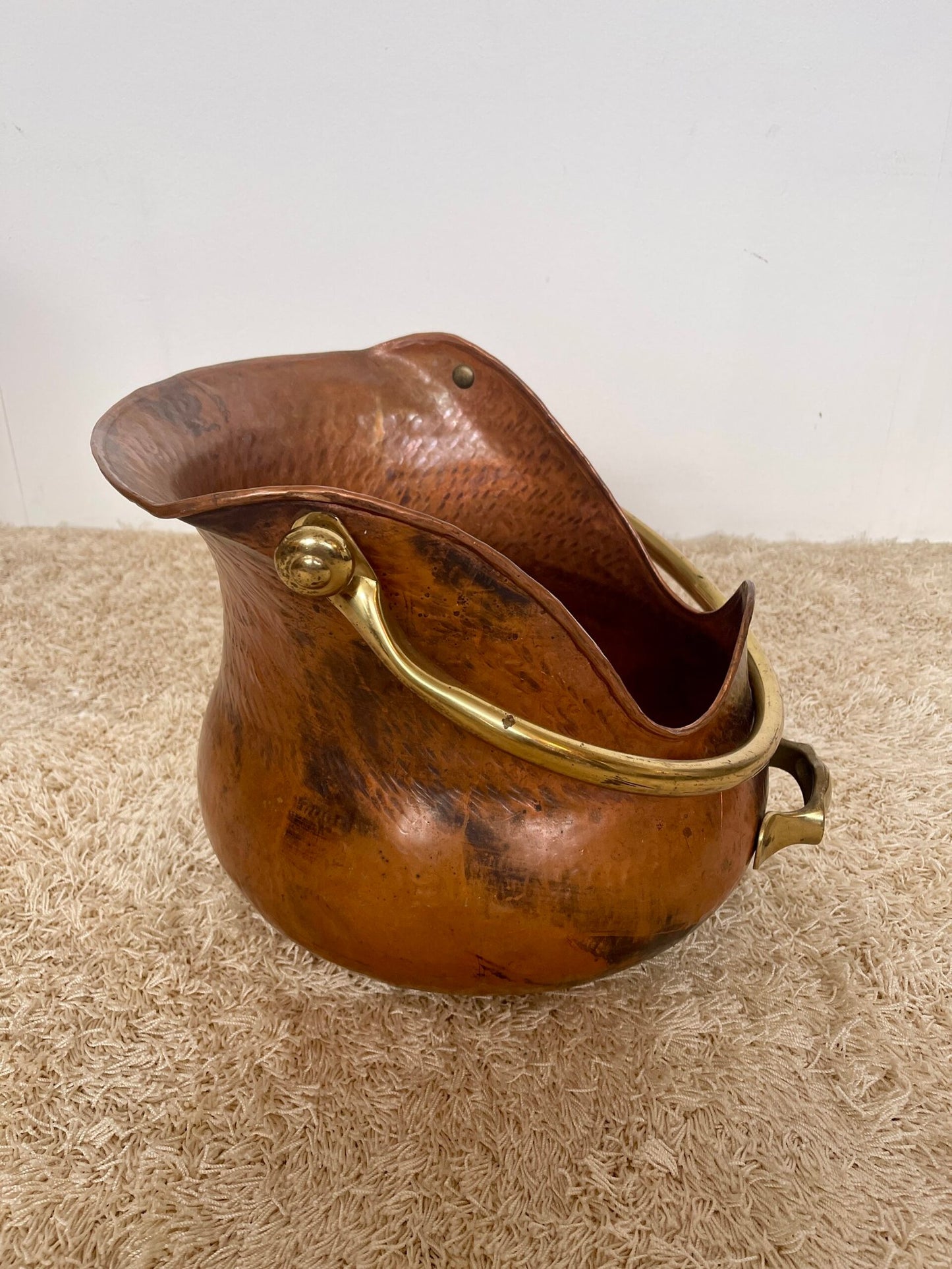 Antico secchio porta carbone in rame martellato con manico in ottone – Stile rustico vintage