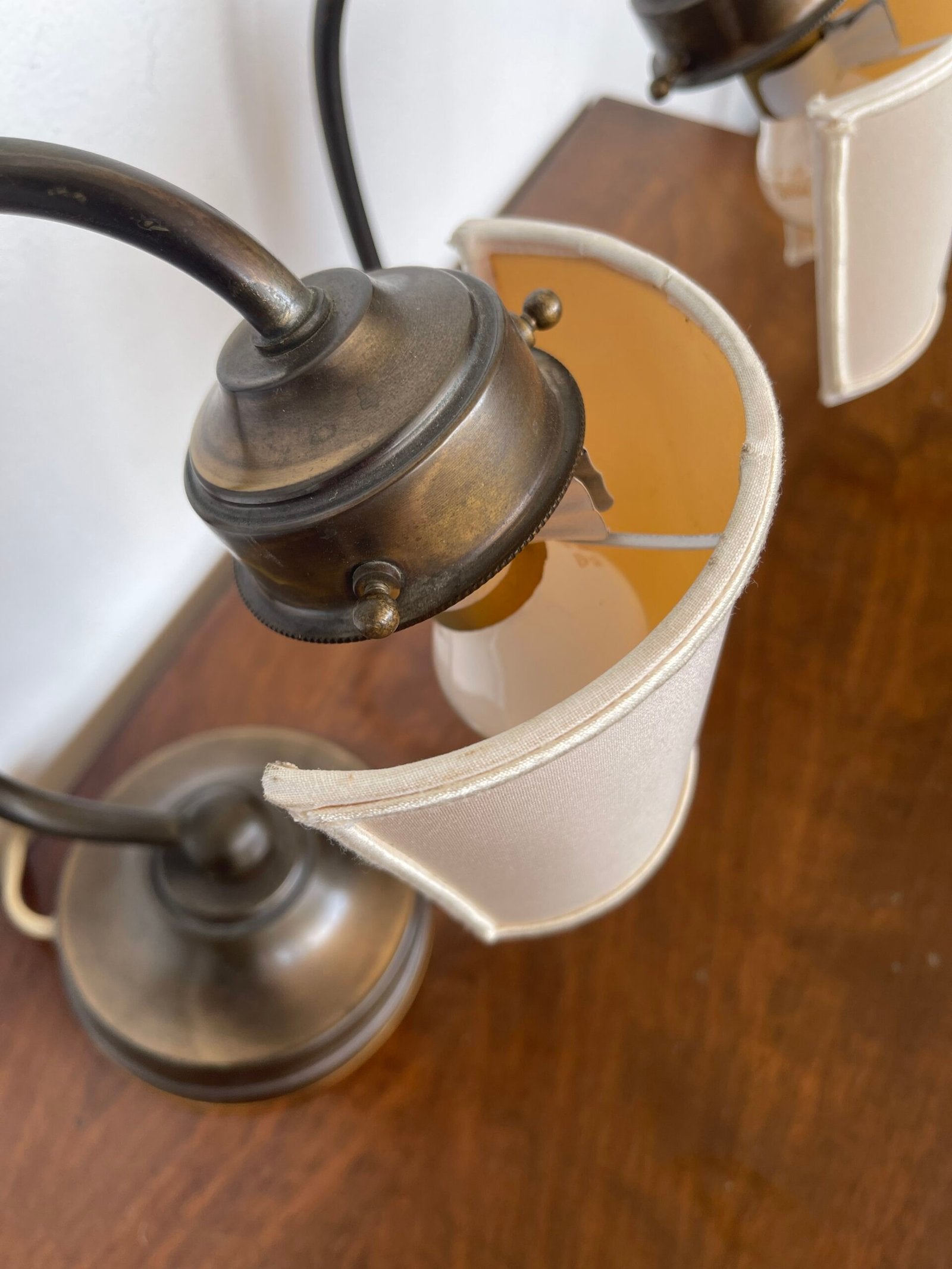 Elegante coppia di lampade da tavolo in stile vintage