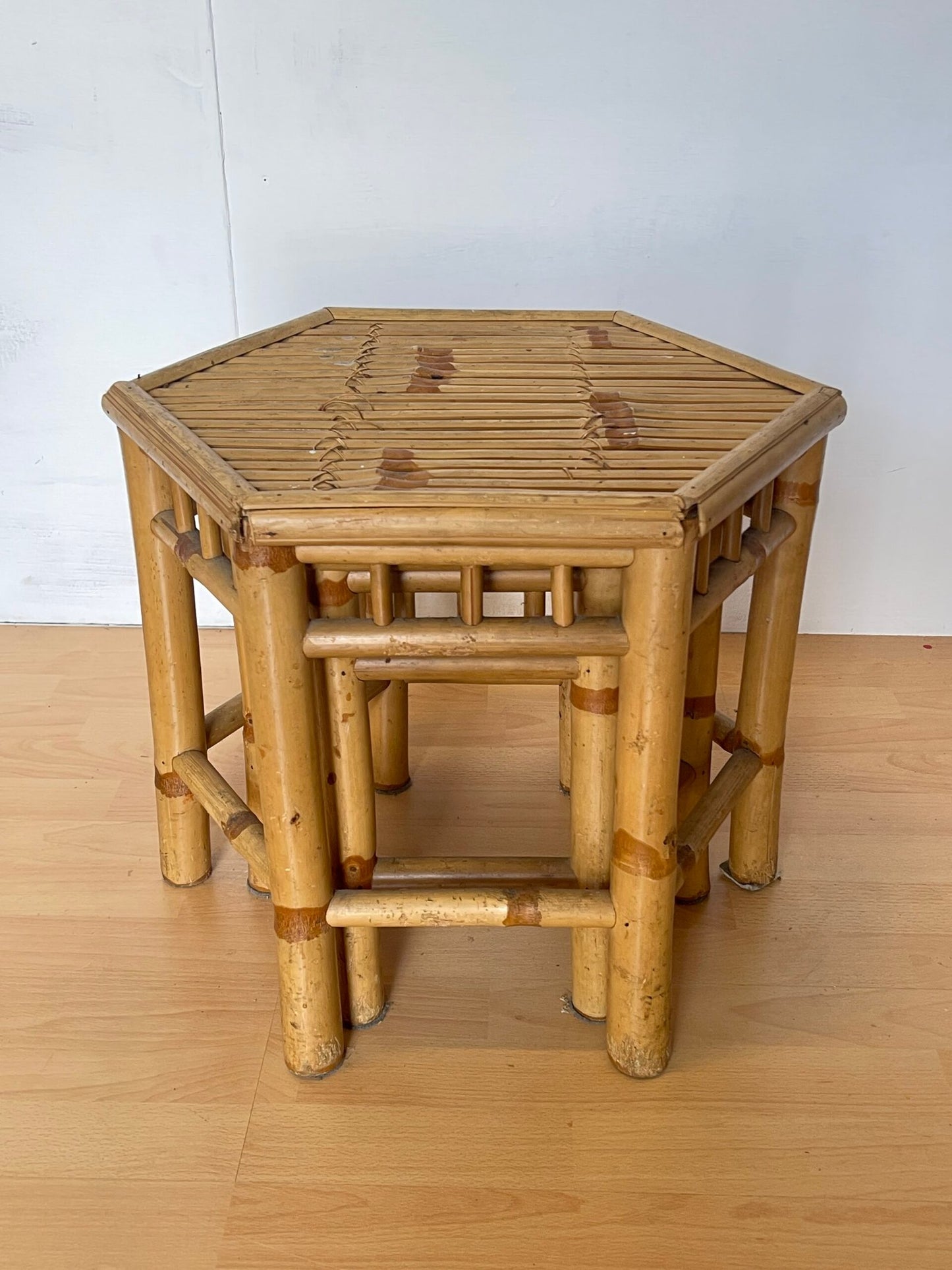 Set di Tavolini in Bamboo Esotico – Eleganza Naturale