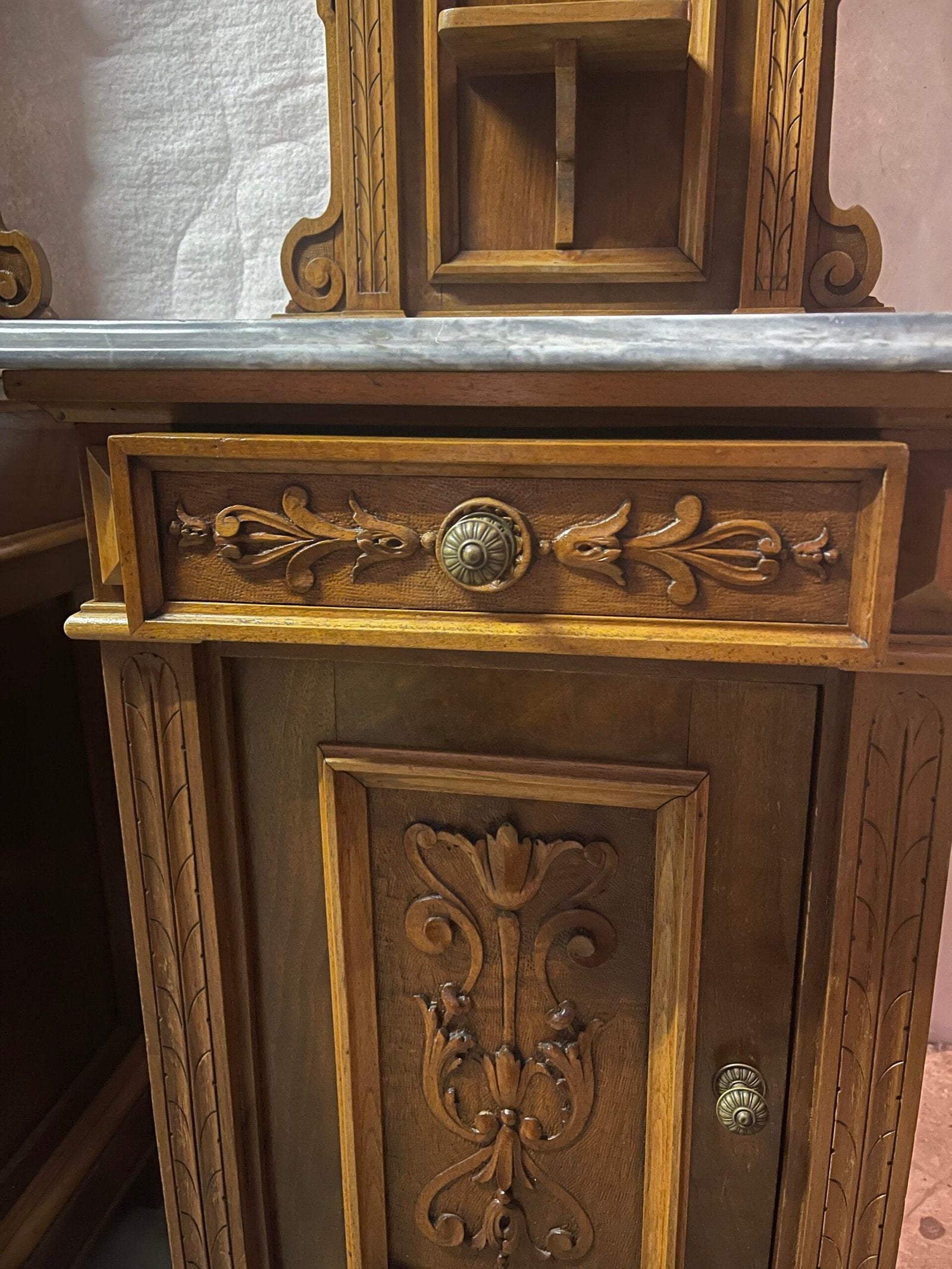 Coppia di Comodini Antichi in Legno con Piano in marmo