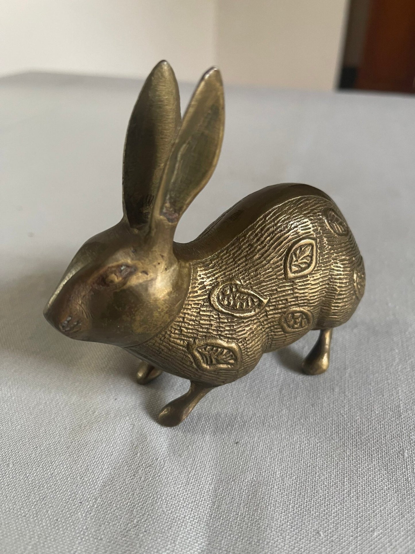 Statuetta di Coniglio/Lepre in Bronzo con Decorazioni Orientali