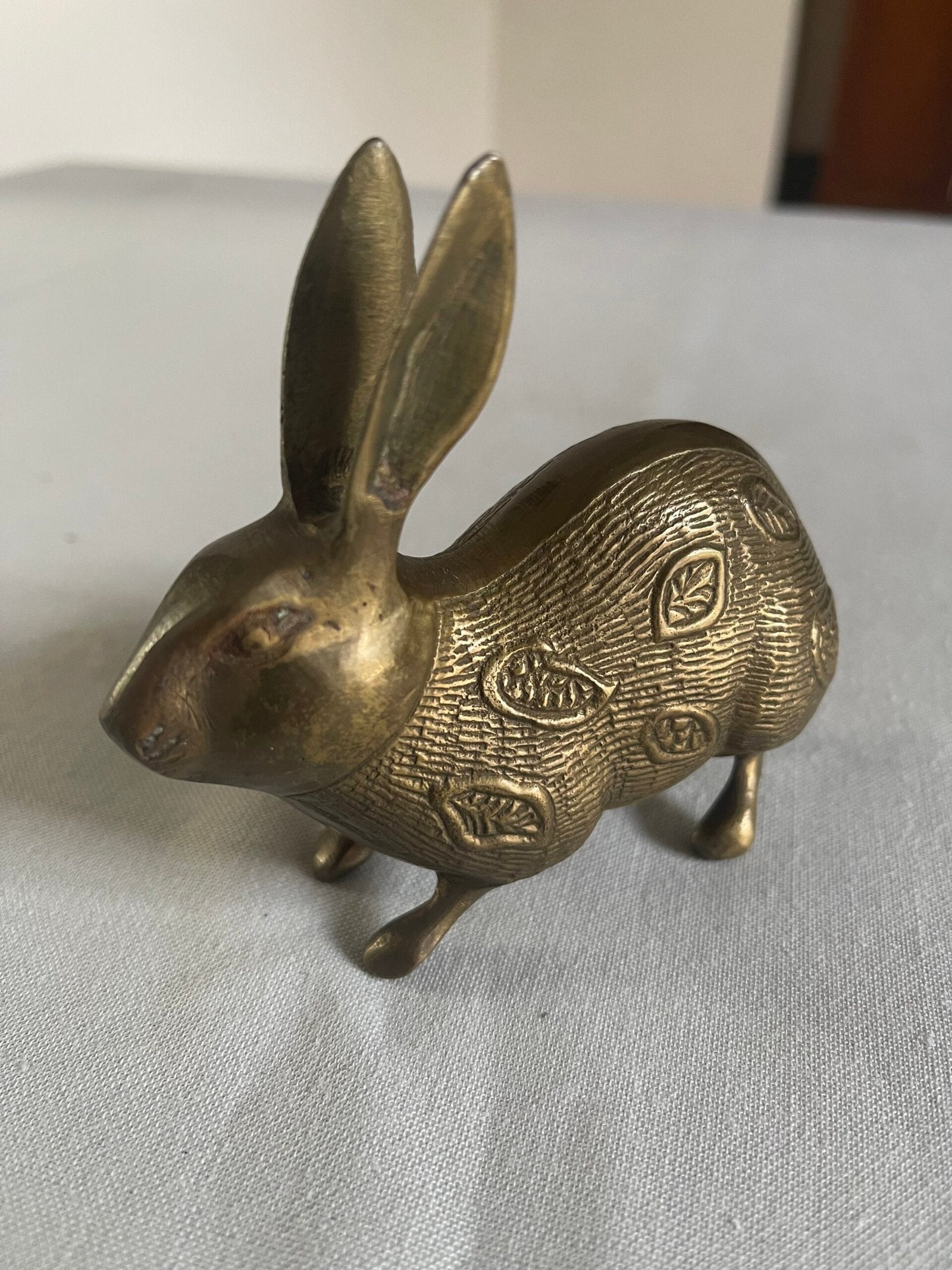 Statuetta di Coniglio/Lepre in Bronzo con Decorazioni Orientali