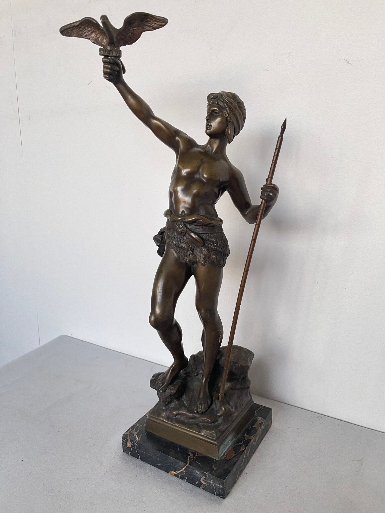 Statua in Bronzo – Giovane Guerriero con Uccello e Lancia su Base in Marmo