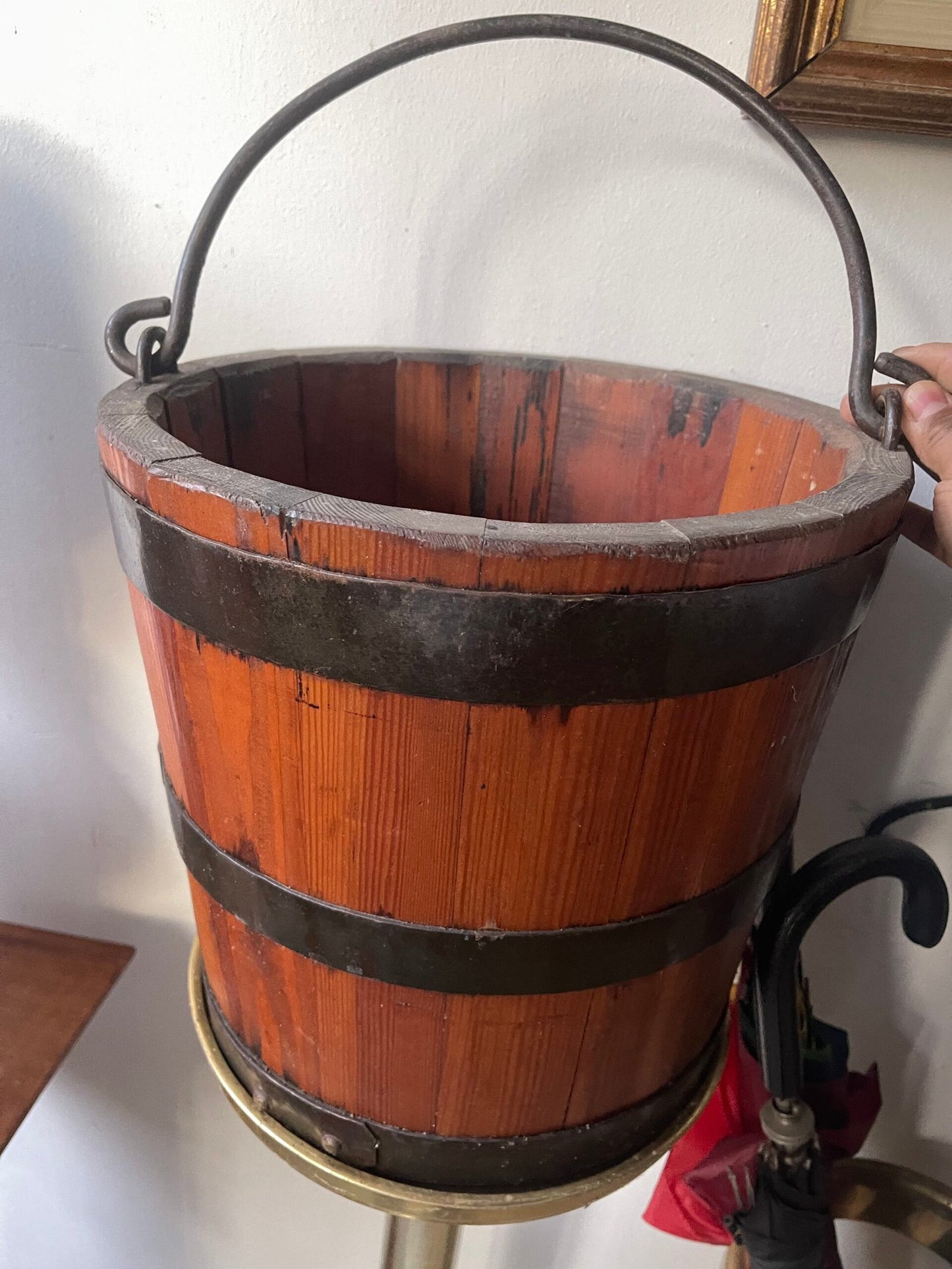 Antico Secchio Rustico in Legno Massello con Fasce in Ferro Battuto