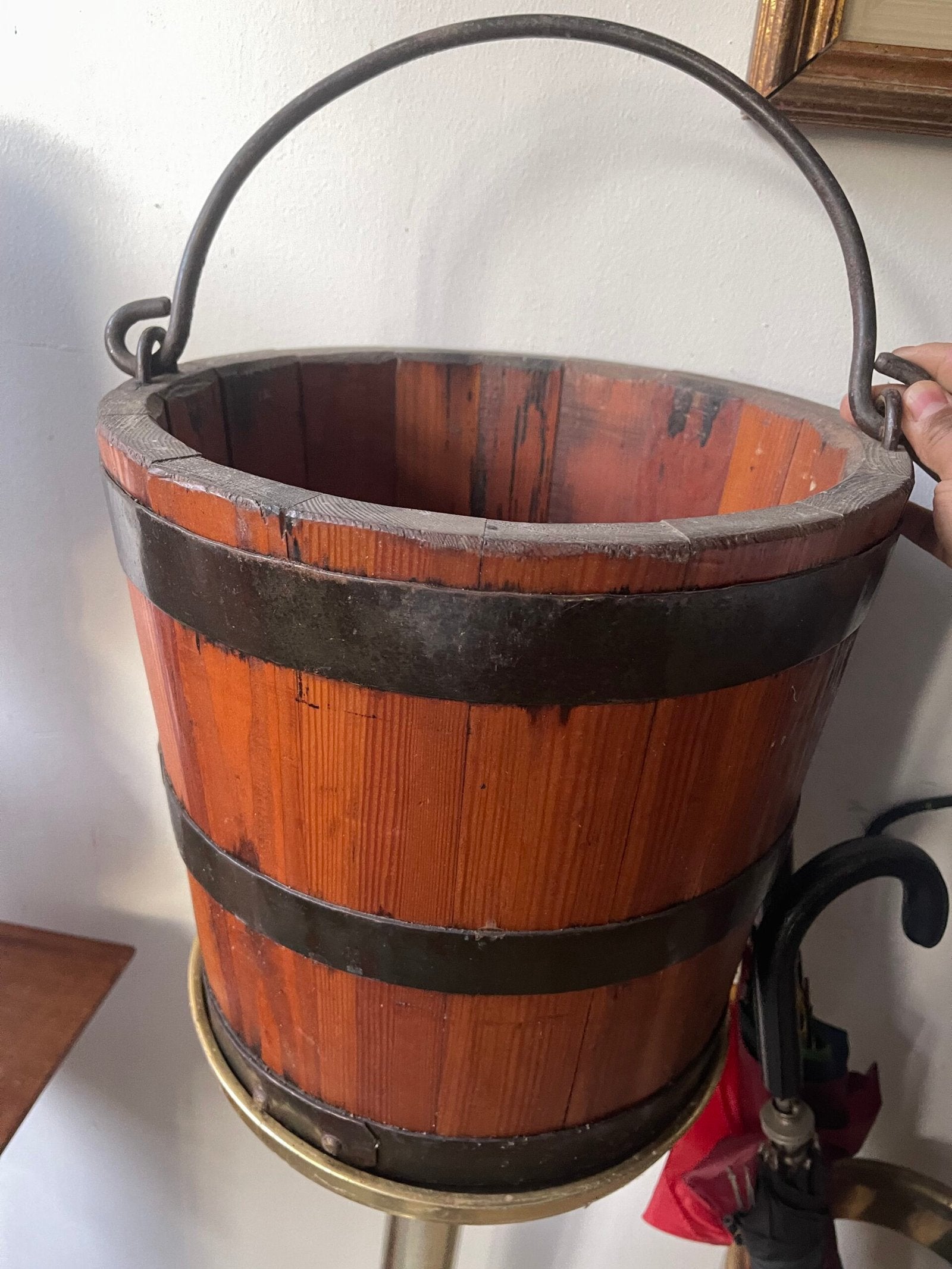 Antico Secchio Rustico in Legno Massello con Fasce in Ferro Battuto