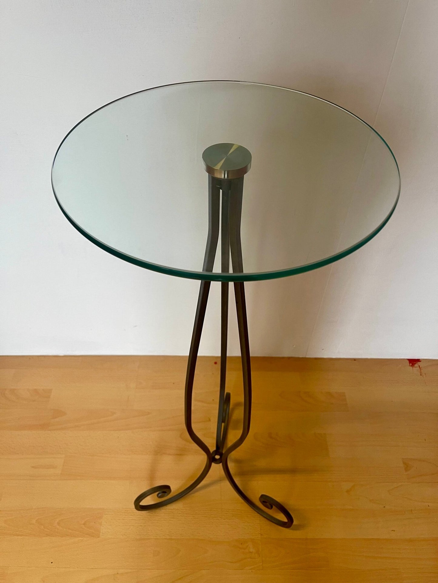 Tavolino rotondo con base in metallo e piano in vetro