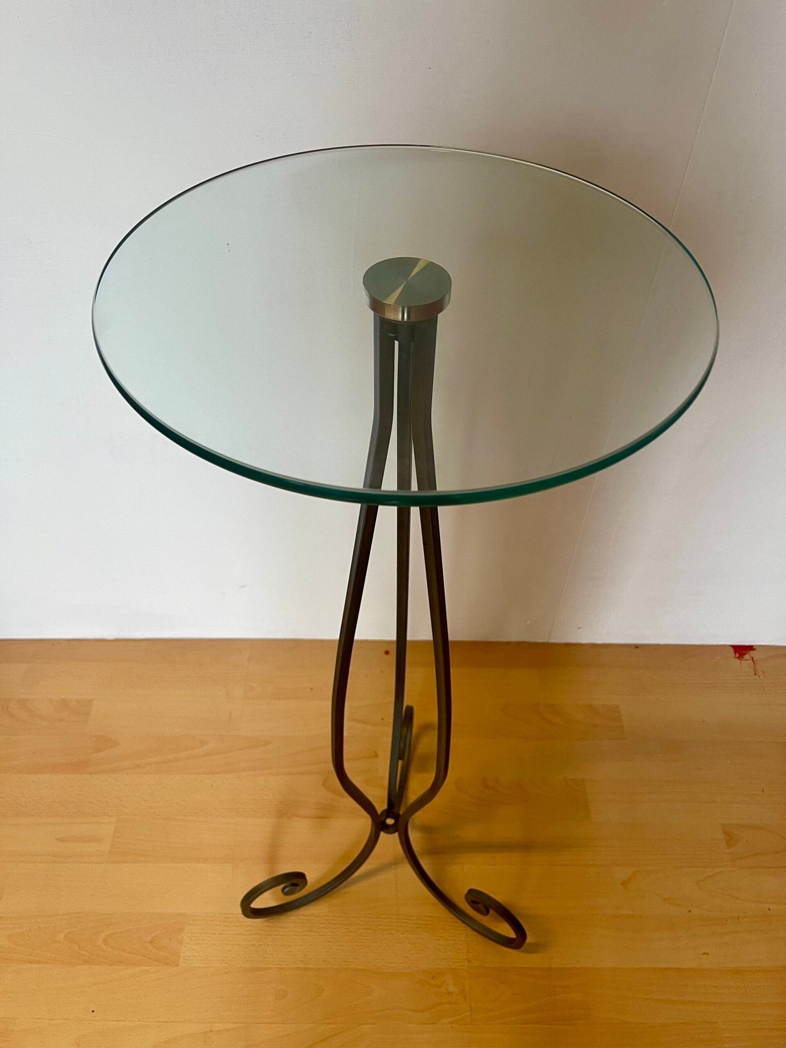Tavolino rotondo con base in metallo e piano in vetro