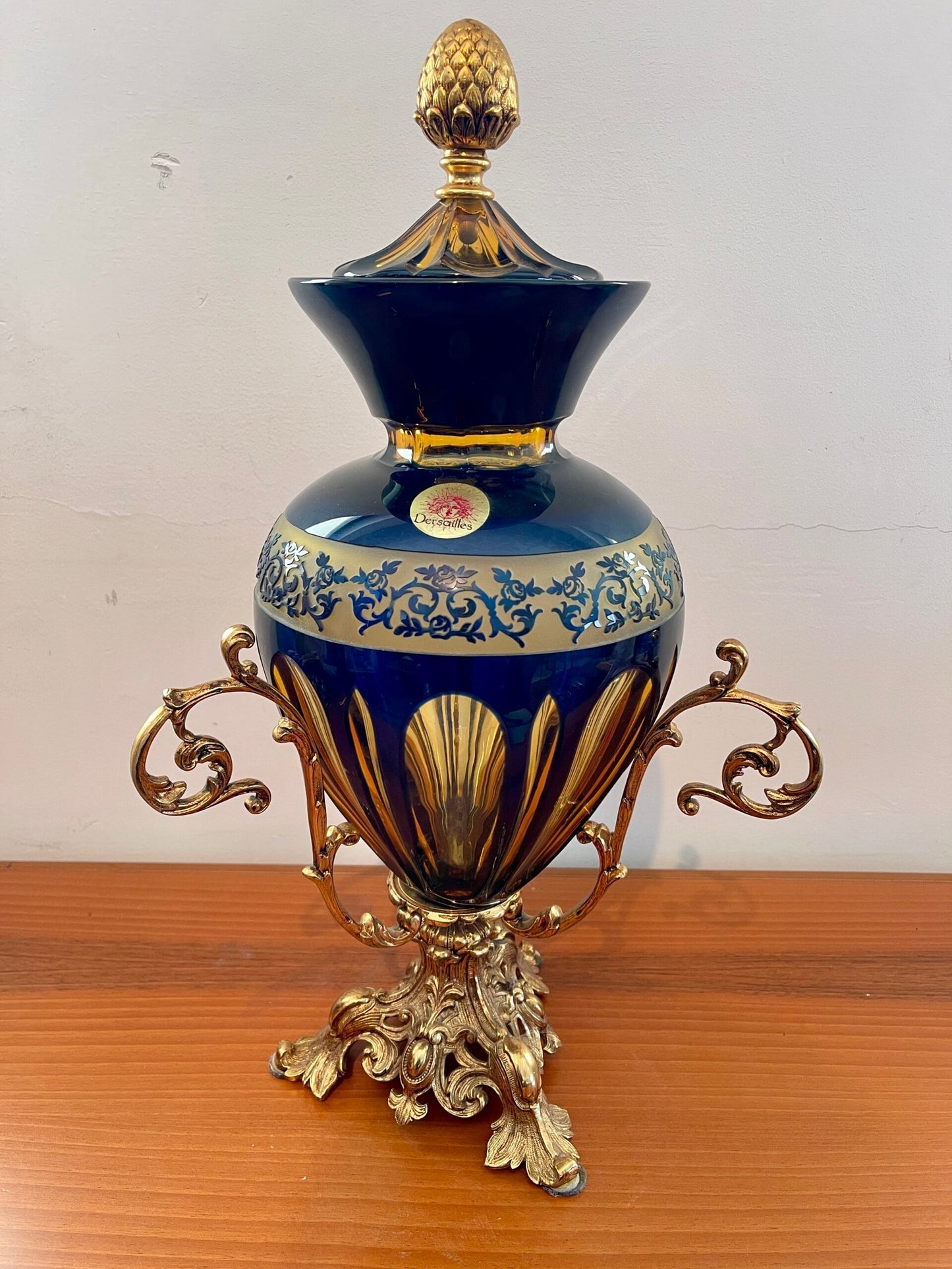 Anfora Decorativa in Cristallo Blu Cobalto e Oro – Stile Versailles