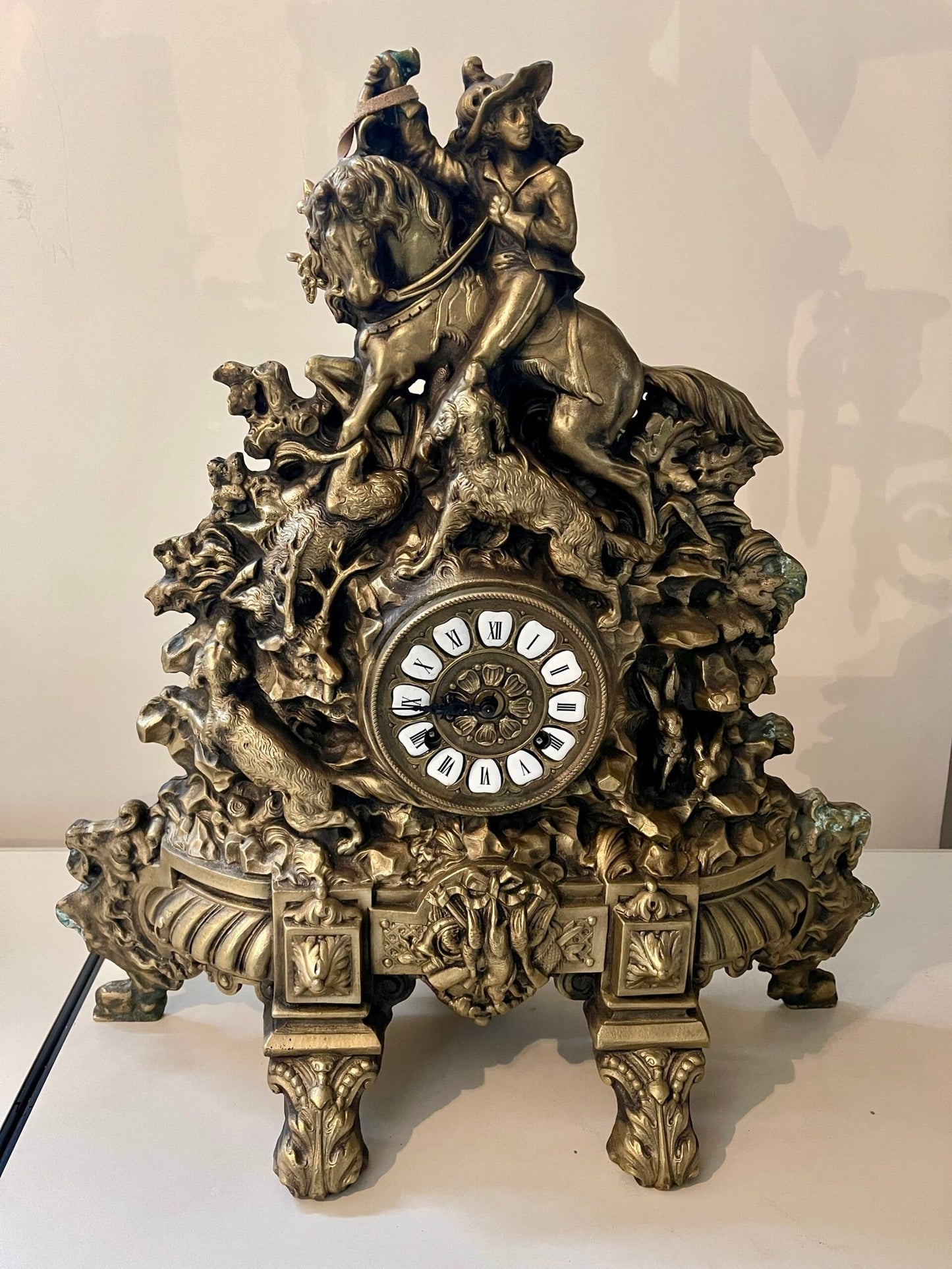 Orologio da caminetto in bronzo con scena di caccia a cavallo