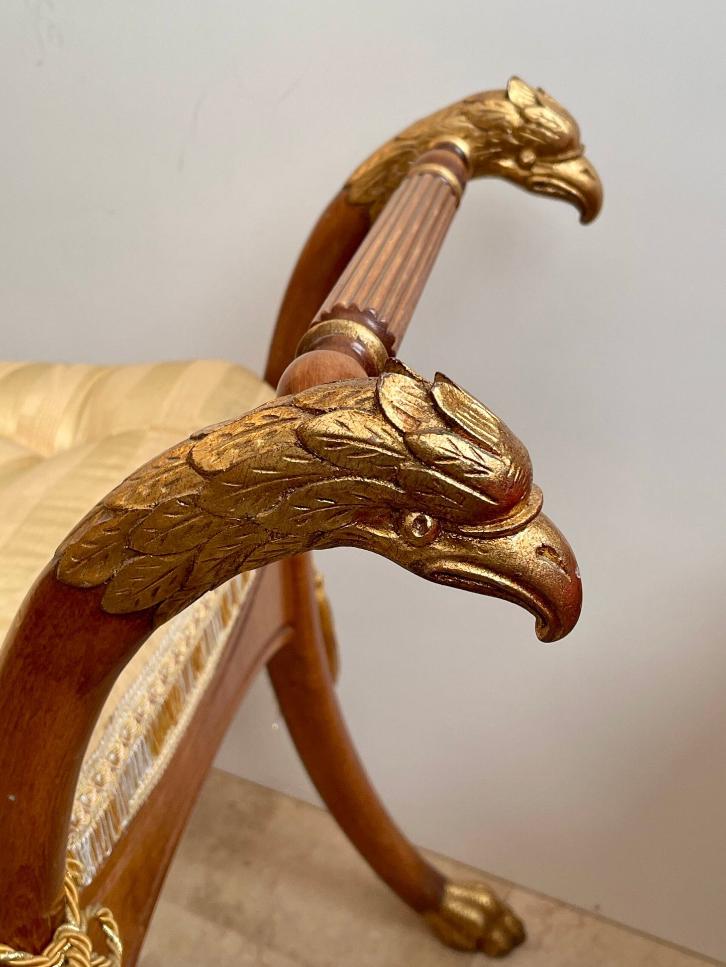 Sgabello in stile neoclassico con braccioli a testa d’aquila e finiture dorate