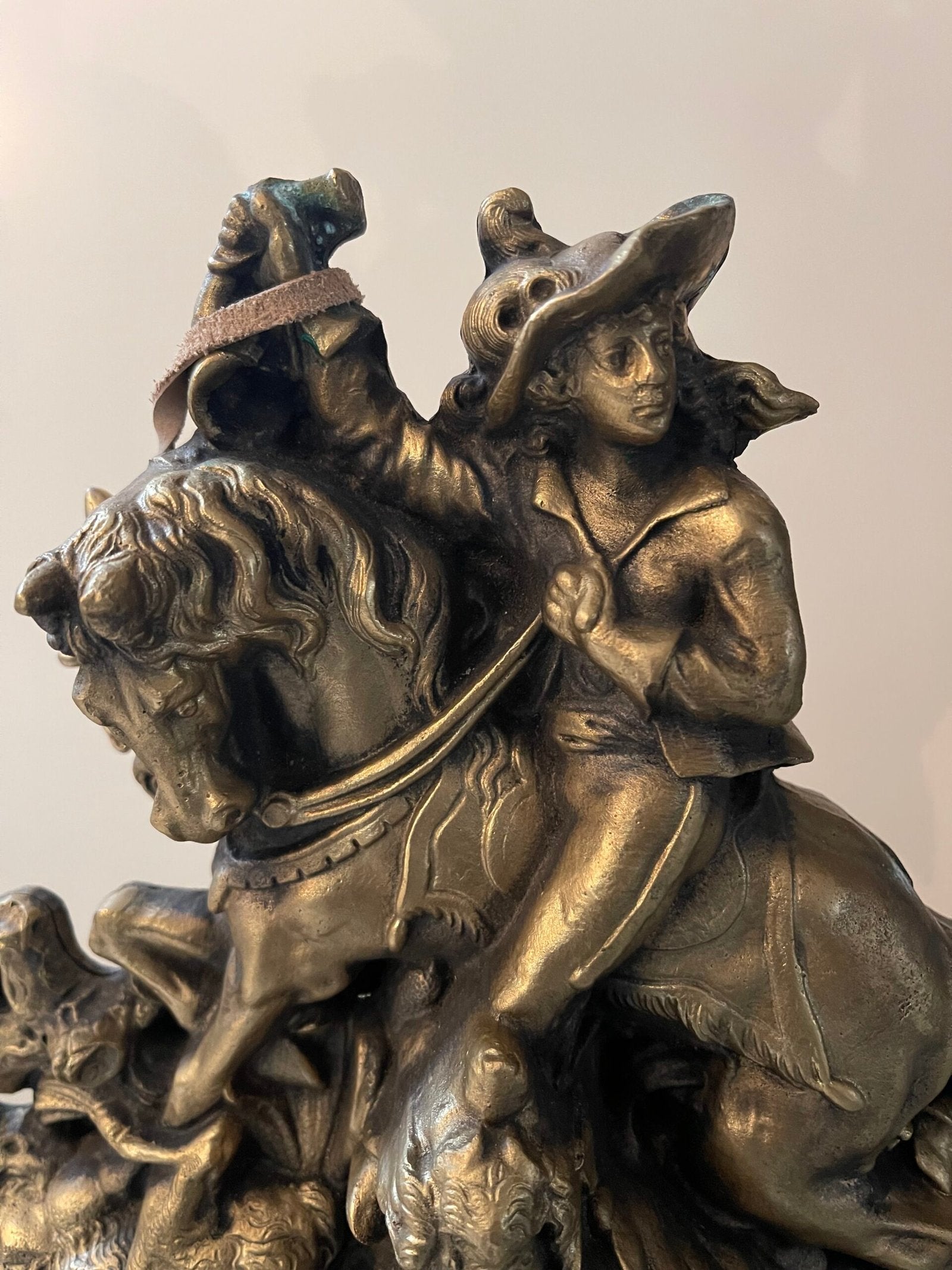 Orologio da caminetto in bronzo con scena di caccia a cavallo