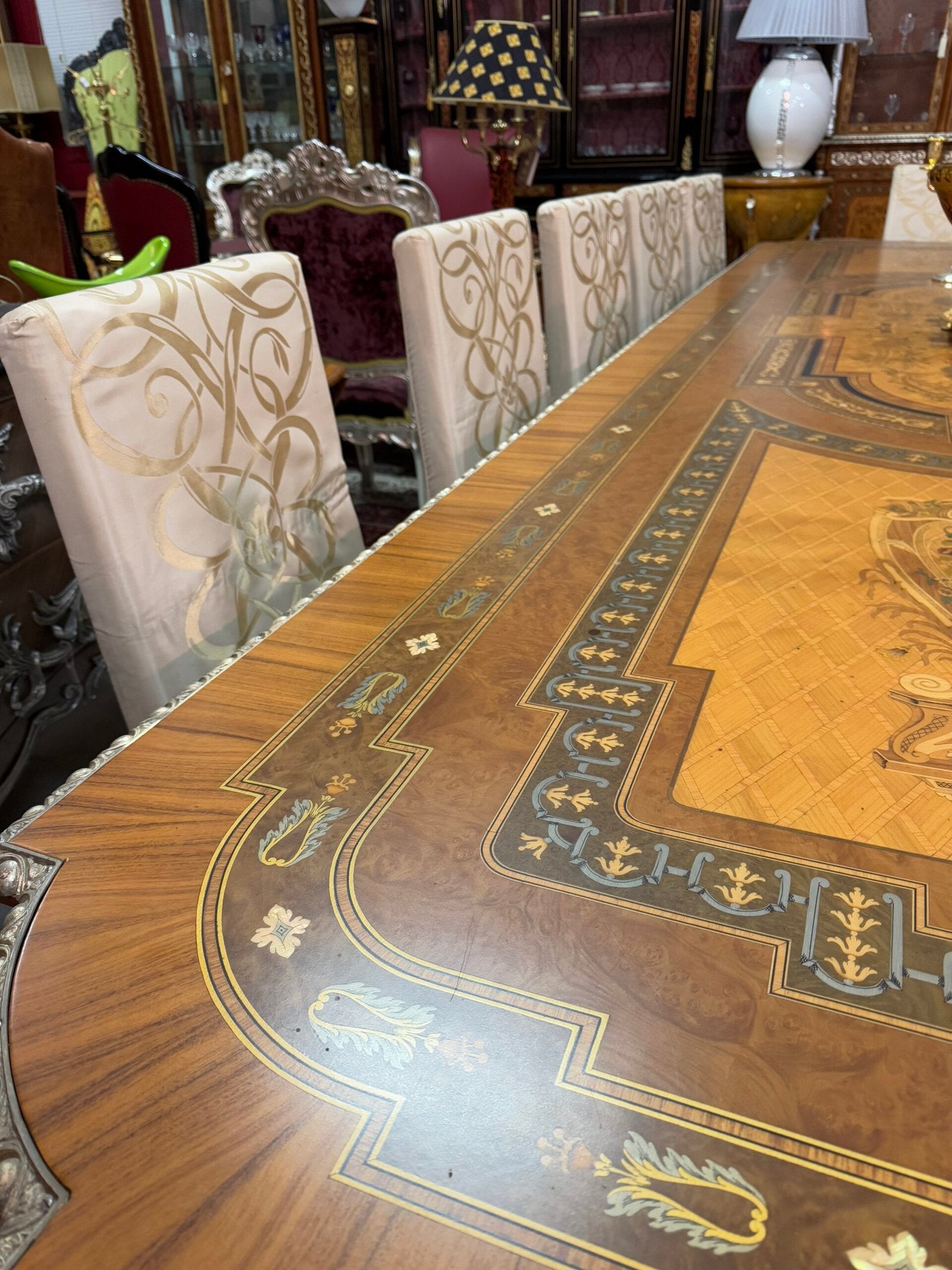 Tavolo da Pranzo Intarsiato e Sedie Imbottite con Coprisedia