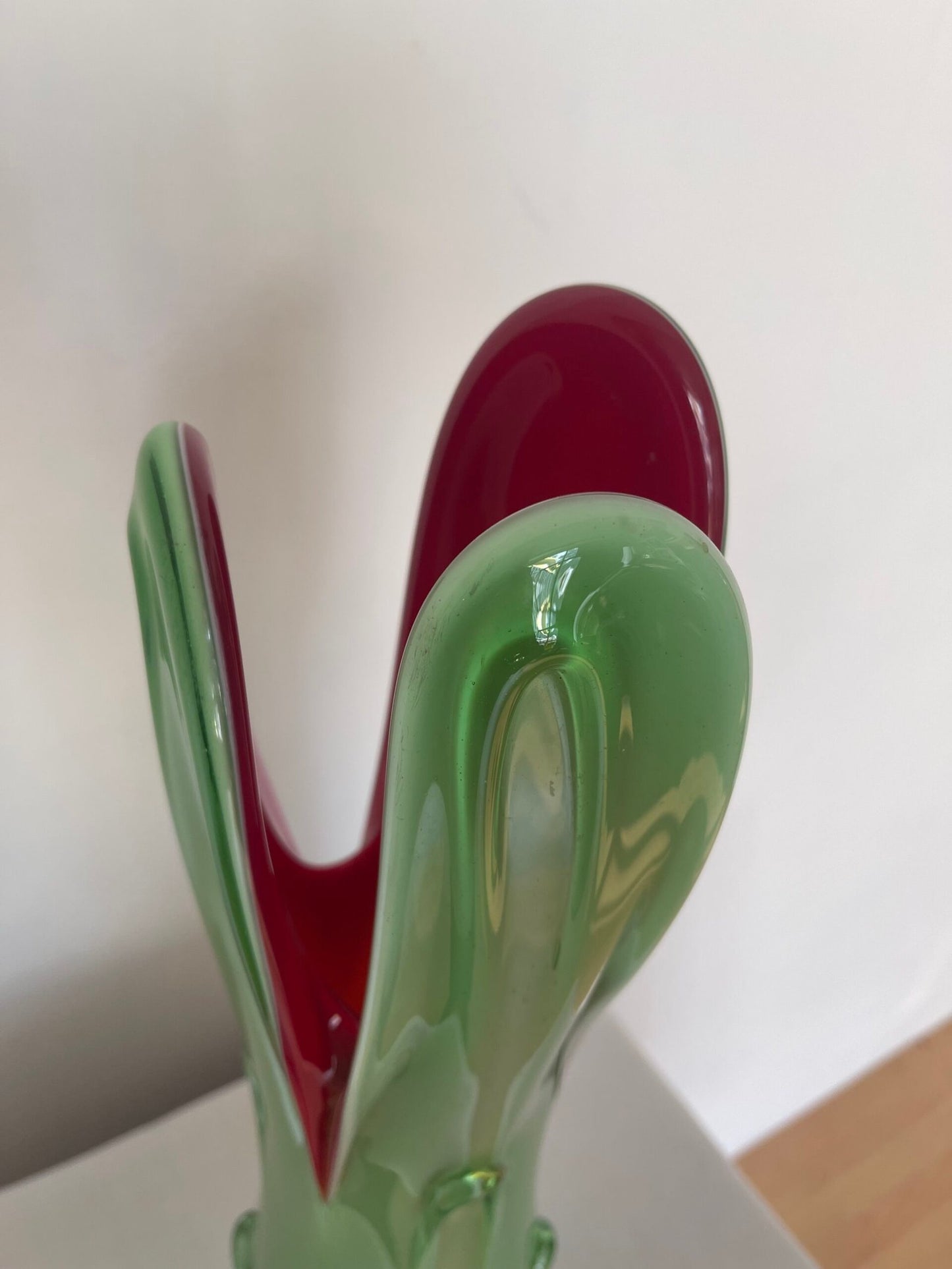 Vaso Decorativo in Vetro Verde e Rosso con Base Cromata