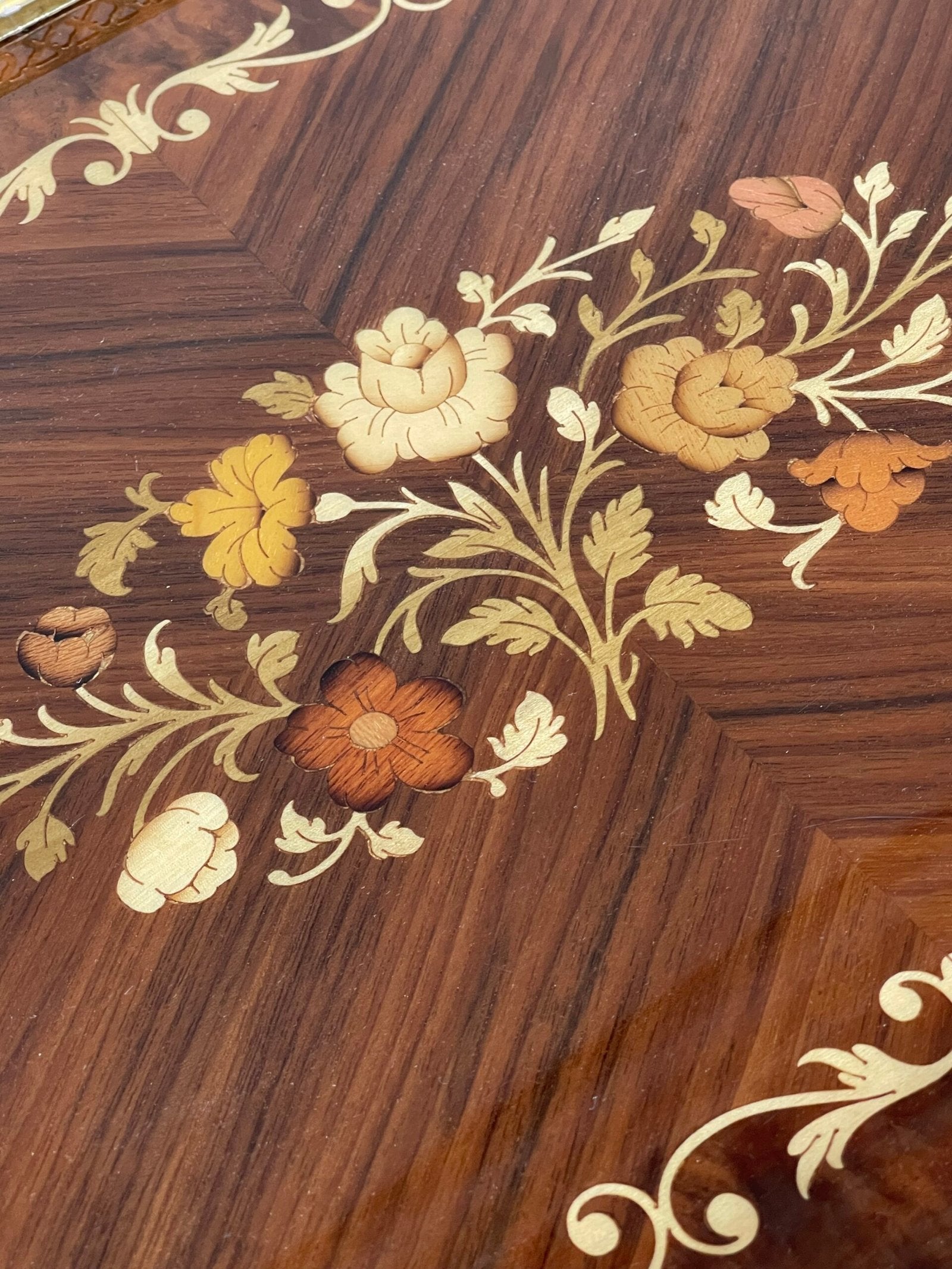 Vassoio Elegante in Legno Intarsiato con Decorazioni Floreali