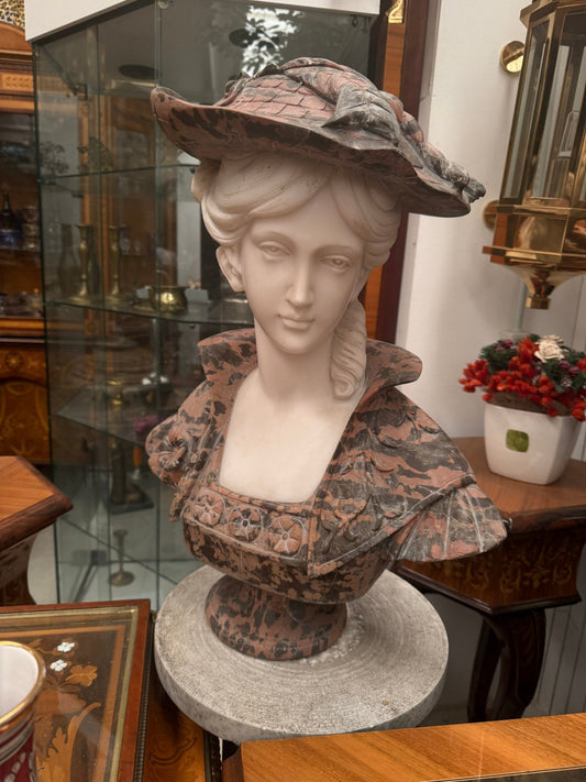 Busto Policromo in Marmo – Donna con Cappello Decorato