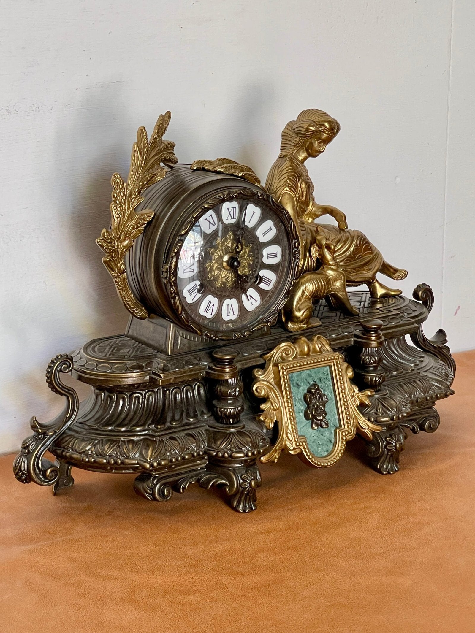 "L'orologio d'Epoca con Statua Femminile in Bronzo Dorato"
