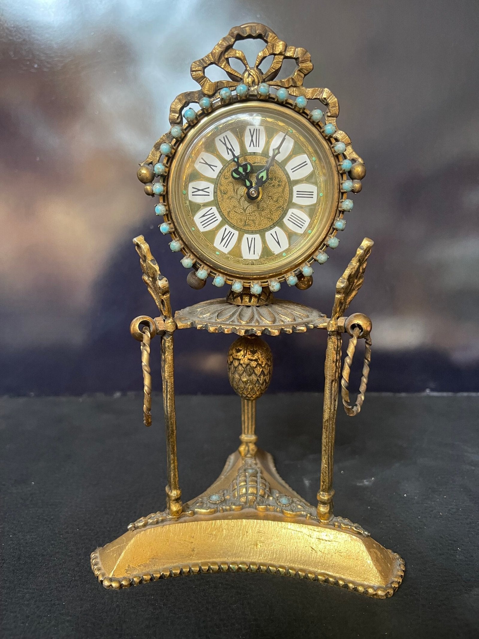 Orologio da tavolo con pietre dure