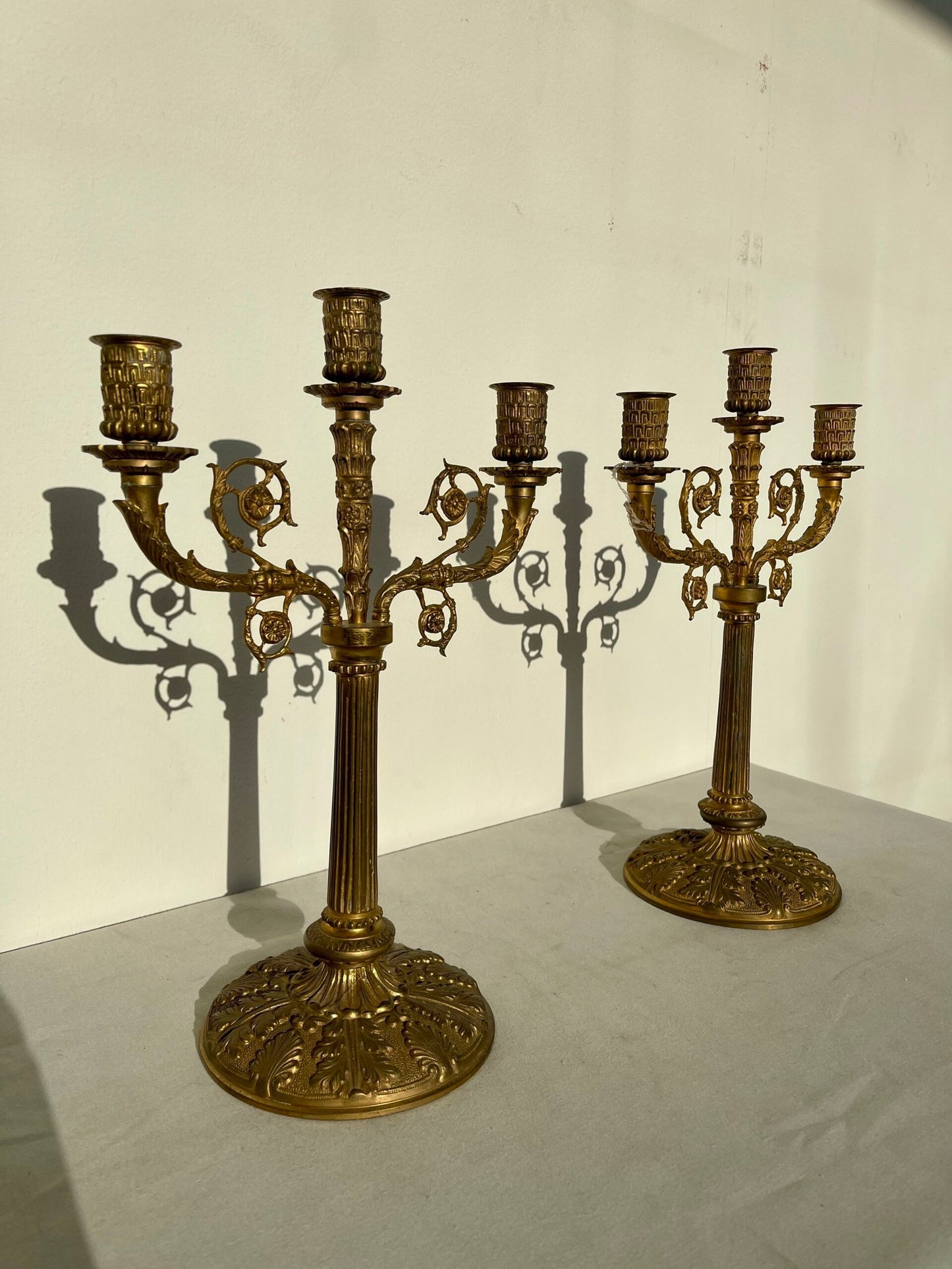 Elegante Coppia di Candelabri in Bronzo Dorato