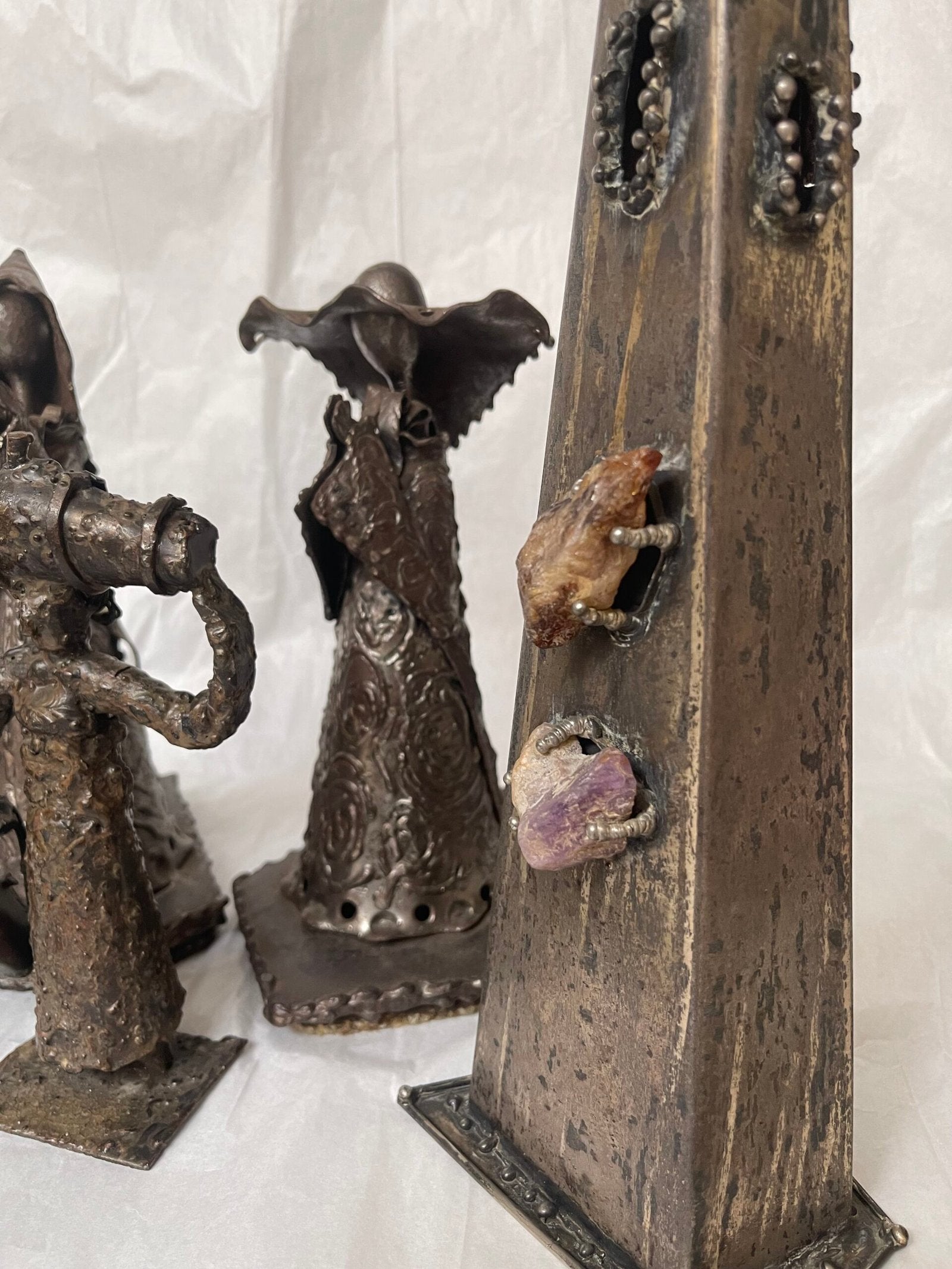 Set Sculture Artigianali in Metallo – Figure Medievali e Astratte con Pietre Dure