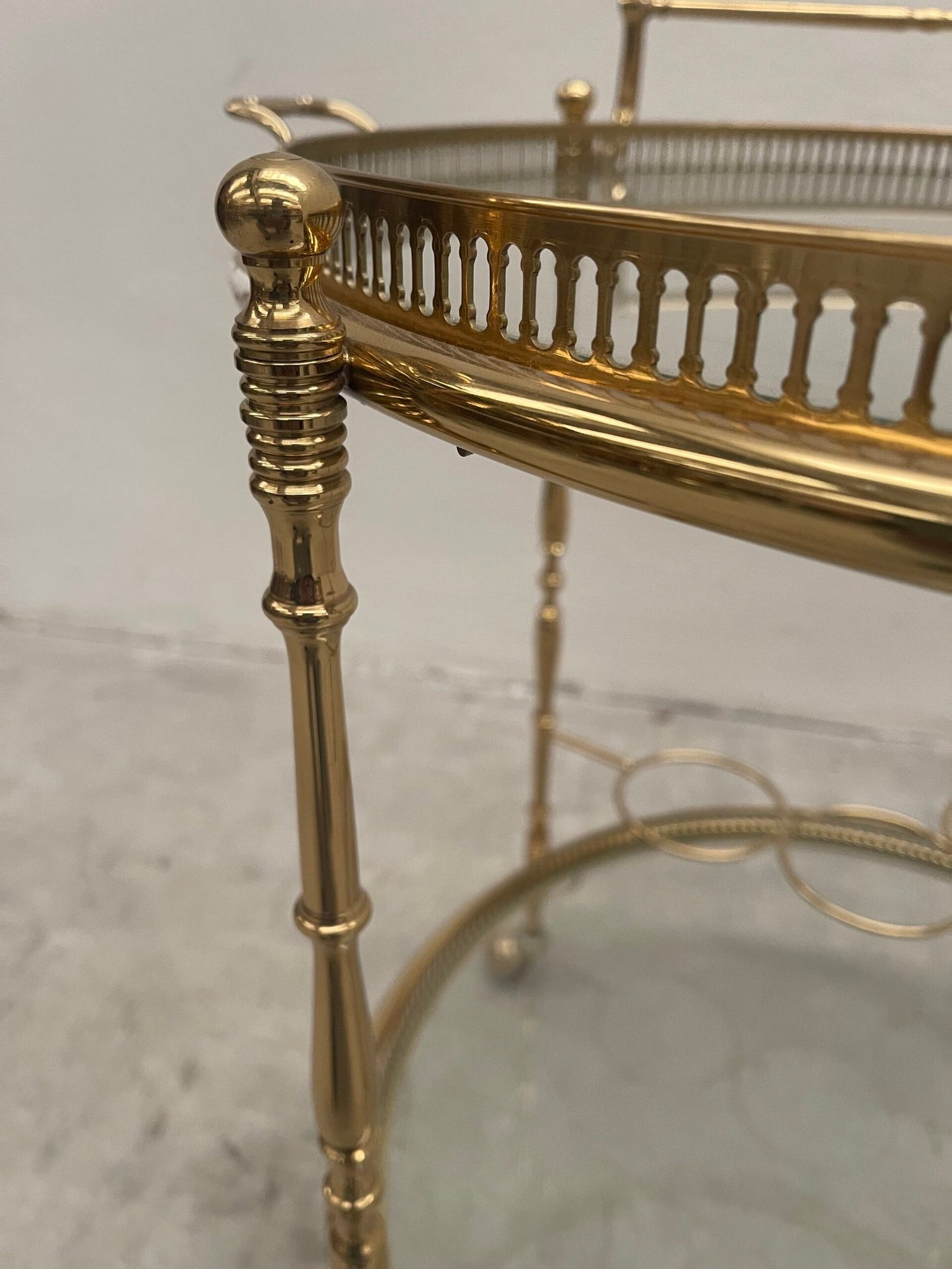 Carrello da bar rotondo in ottone di lusso italiano degli anni '70